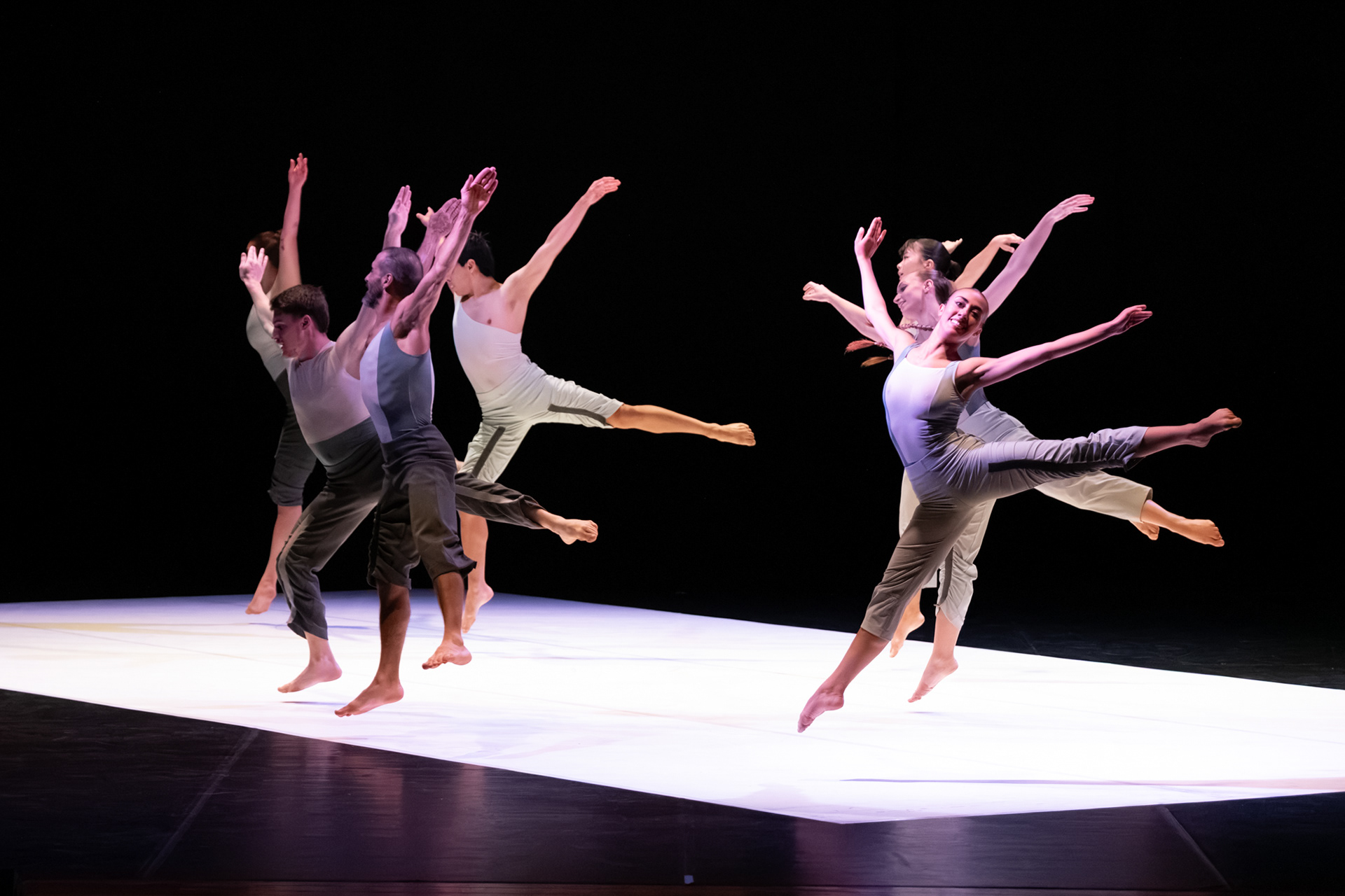 Un gruppo di danzatori della Compagnia EgriBiancoDanza in azione