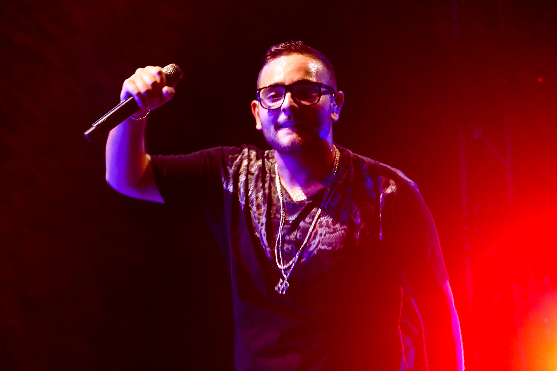 Un giovane Rocco Hunt saluta il pubblico