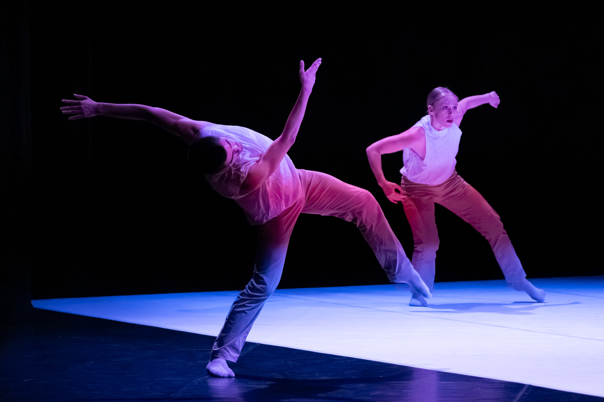 Danzatori della Compagnia EgriBiancoDanza si esibiscono durante una coreografia