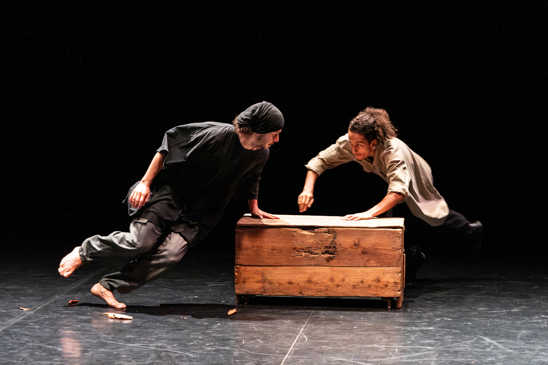 La Compagnia Segnavento durante la coreografia Sekvadech