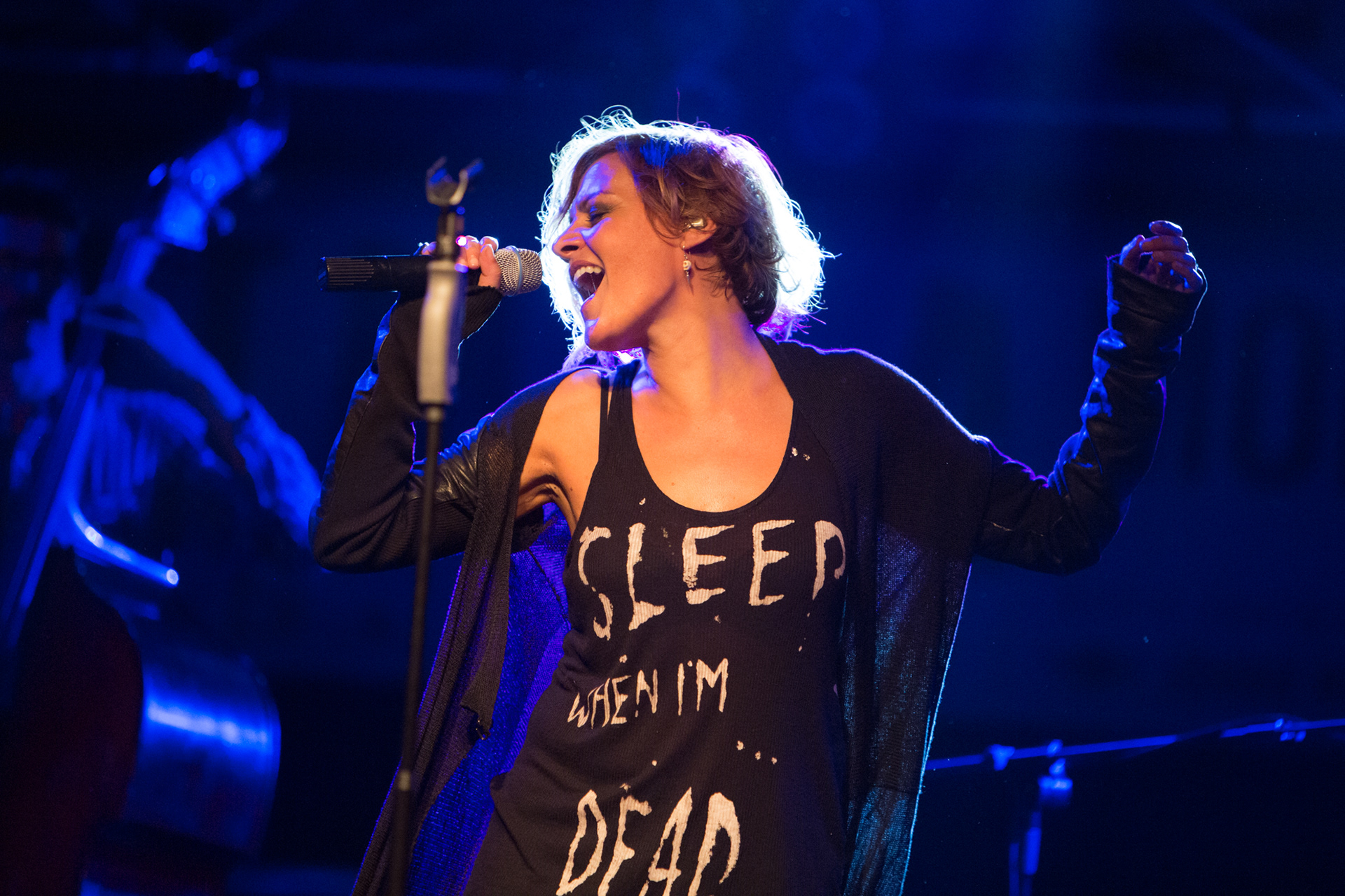 Irene Grandi durante uno dei suoi concerti