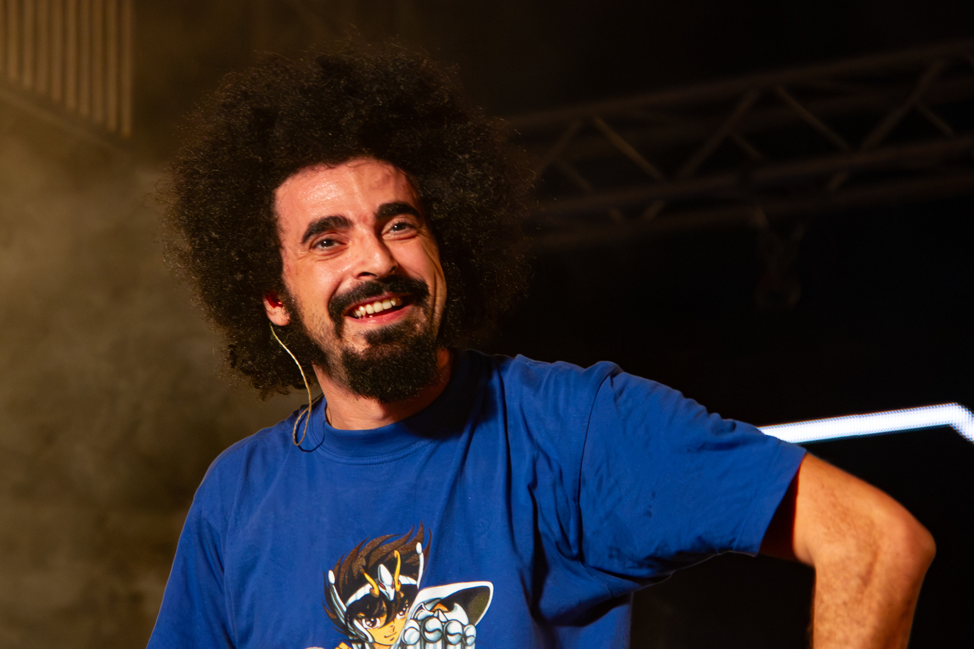 Un ritratto di Caparezza sul palco di un concerto a Torino