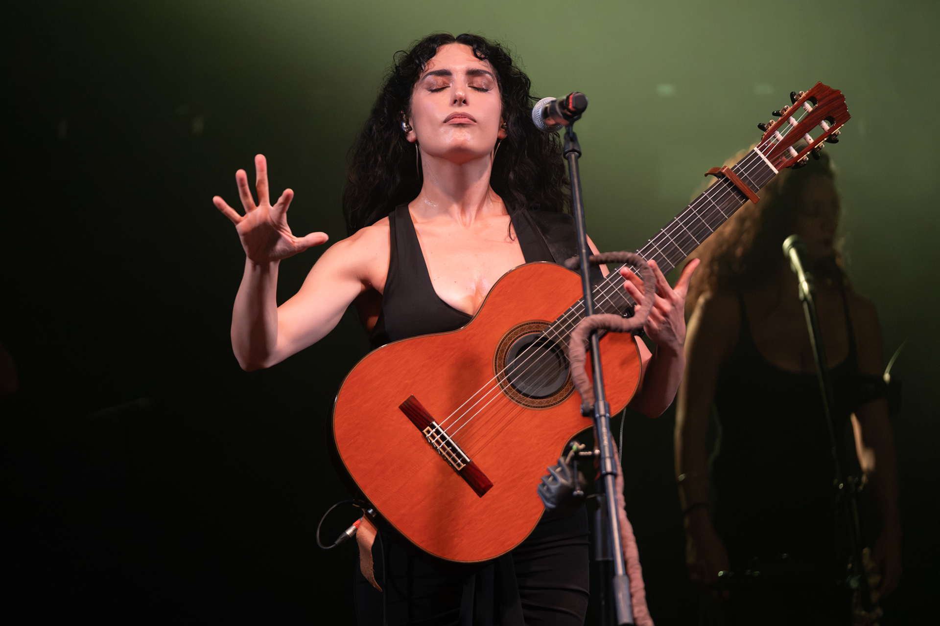 La Niña alla chitarra durante il live a Cellamonte