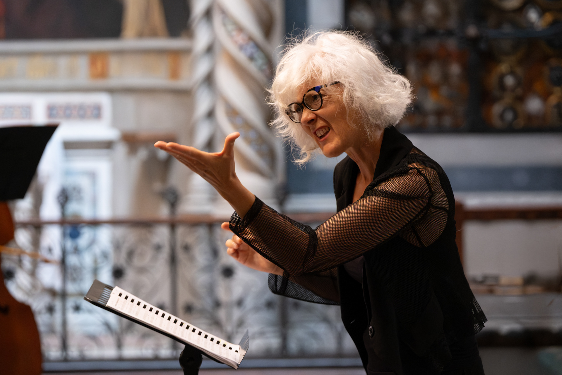 Elena Camoletto durante la direzione di un concerto dell'Accademia Maghini