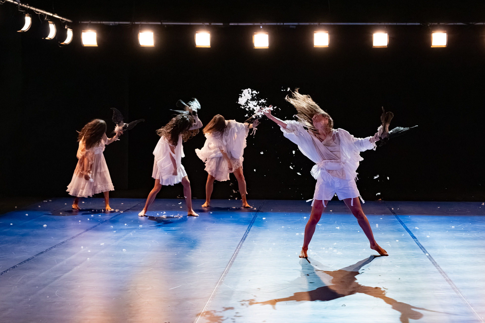 Un momento della coreografia Cani lunari di Francesco Marilungo
