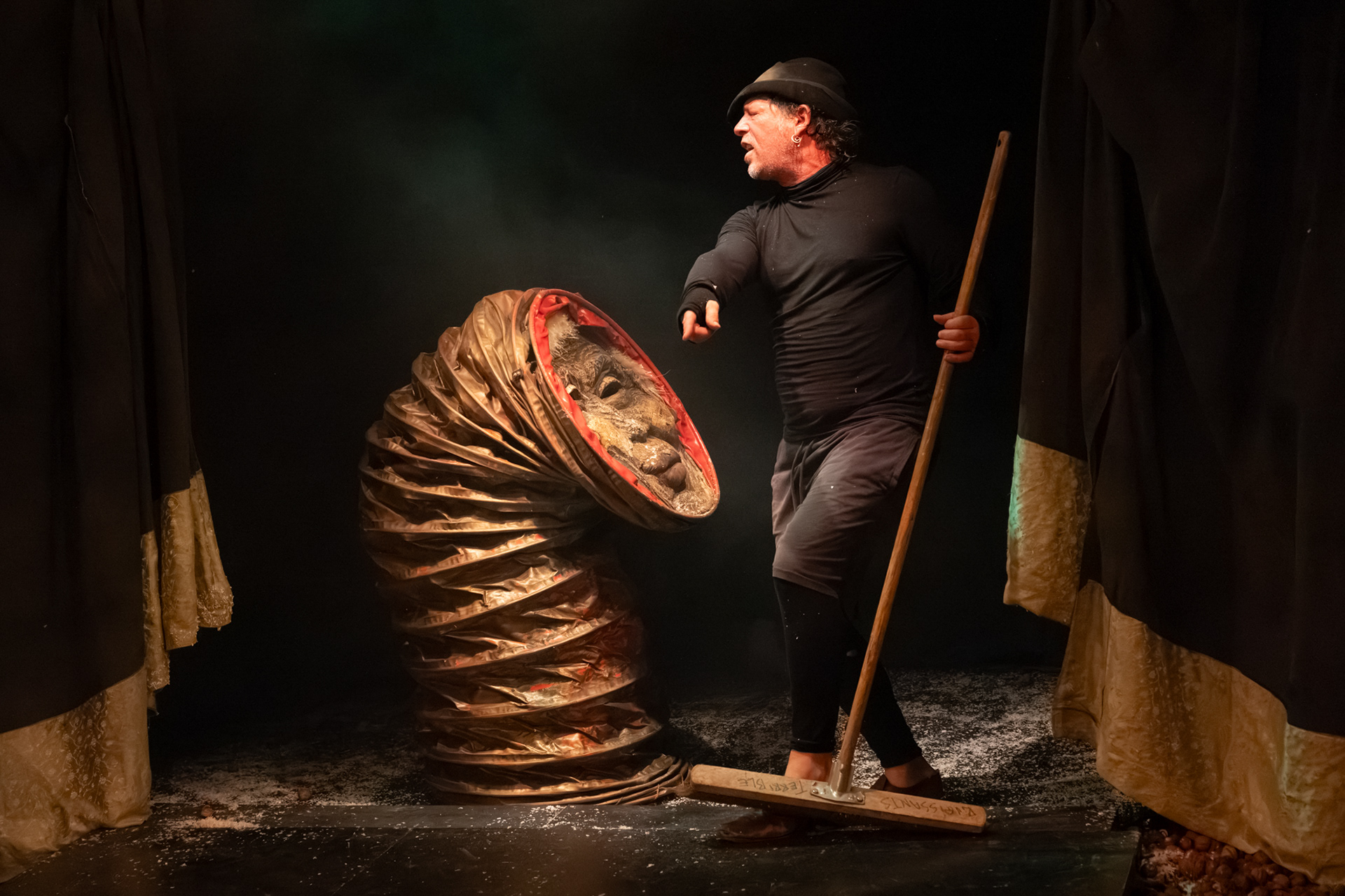 L'attore Arnaud Vidal in scena nello spettacolo Edèn