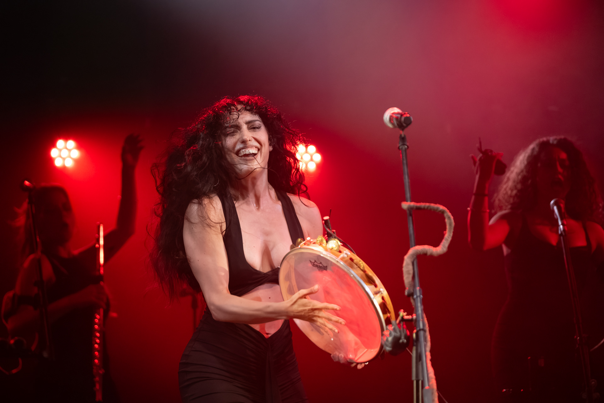 LLa Niña alle percussioni durante il live
