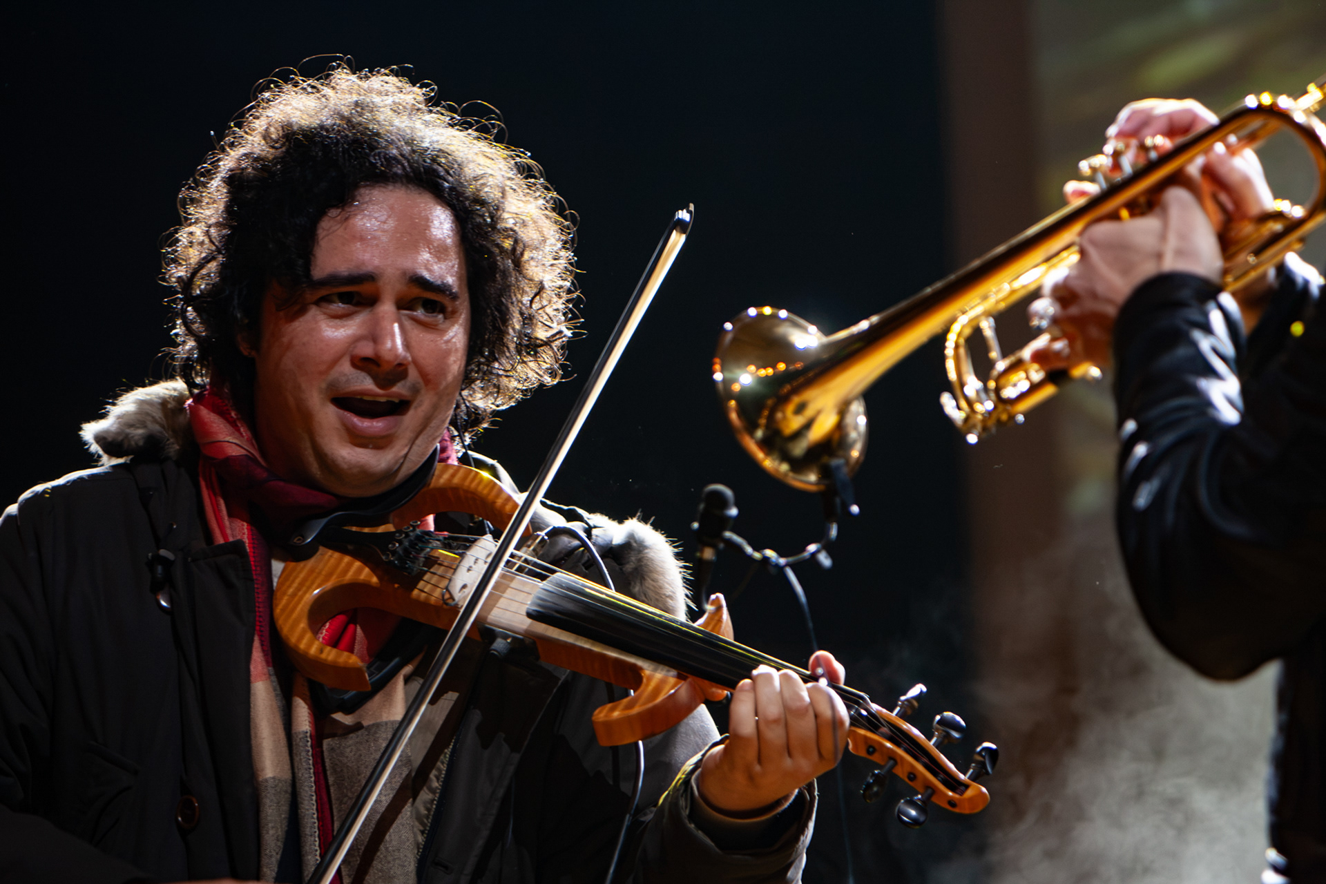 Il violinista albanese Olen Cesari dialoga con Fabrizio Bosso alla tromba