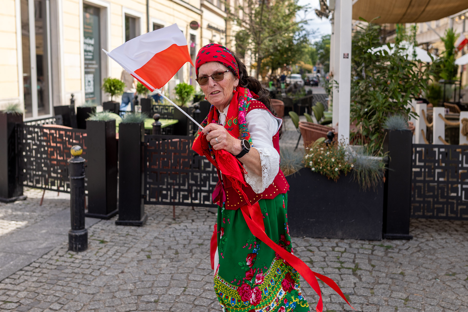 A woman in traditional folk costume during the march in support of the President of the Republic of Poland, Dr. Karol Nawrocki. Photo © Marek Ladzinski / FORUM