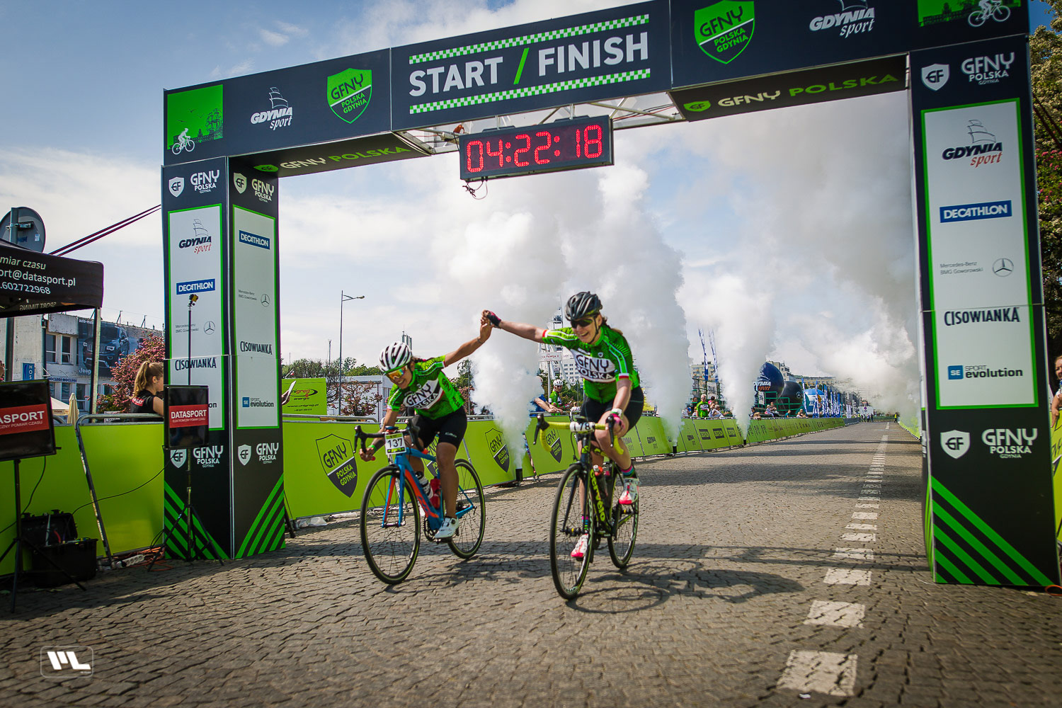 Teammates crossing the finish line at the GFNY Gdynia cycling race, May 26–27, 2018. © Marek Ladzinski / FORUM