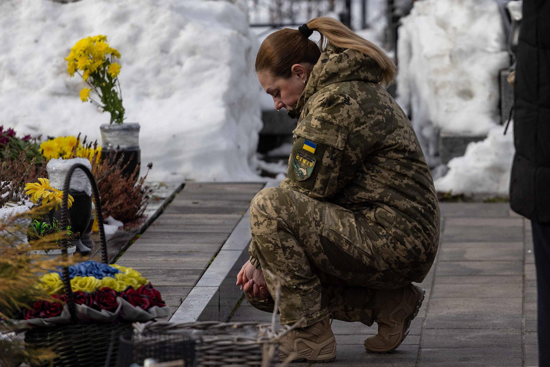 A moment of silence at a grave. © Marek Ladzinski / Zuma Press
