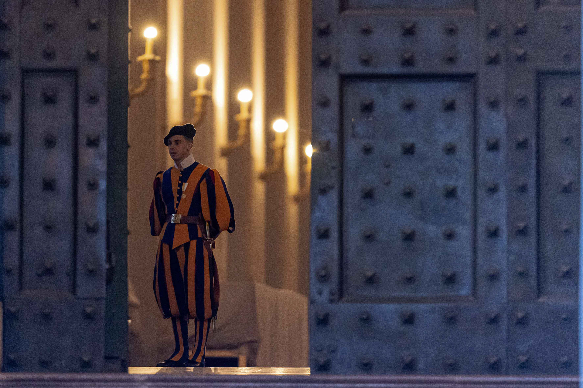 Swiss Guard on duty. © Marek Ladzinski / Zuma Press