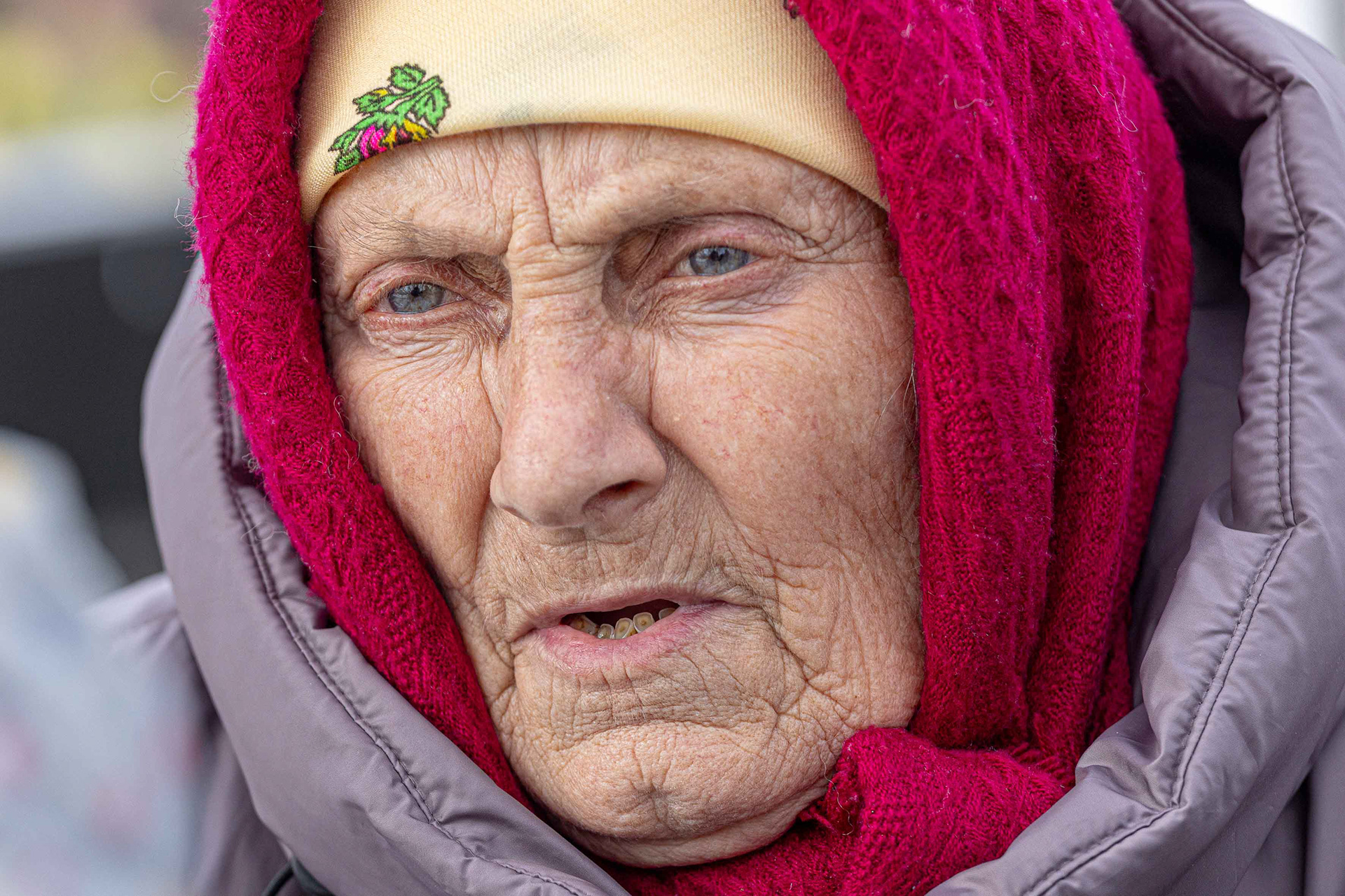 The face of an elderly woman during a funeral in Bucha. © Marek Ladzinski / Zuma Press