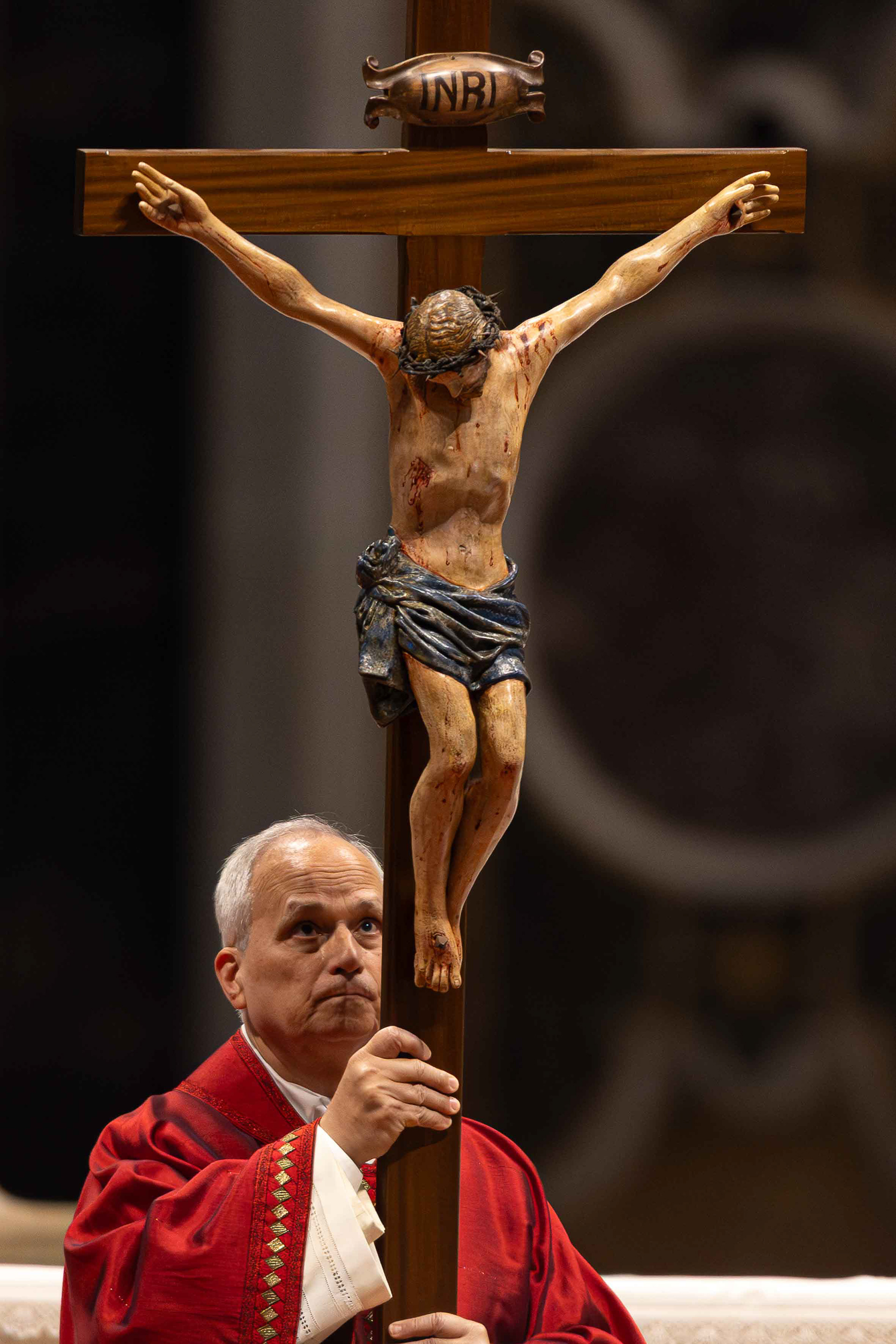 The Pope holding a cross during Mass. © Marek Ladzinski / Zuma Press