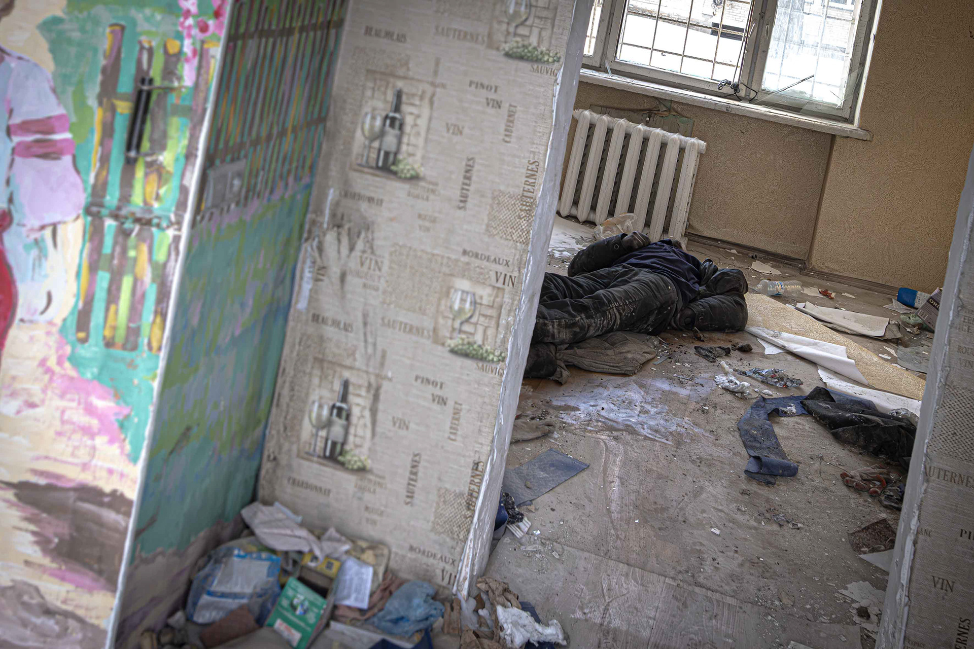 The body of a deceased person in a building previously struck by a ballistic missile. © Marek Ladzinski / Zuma Press