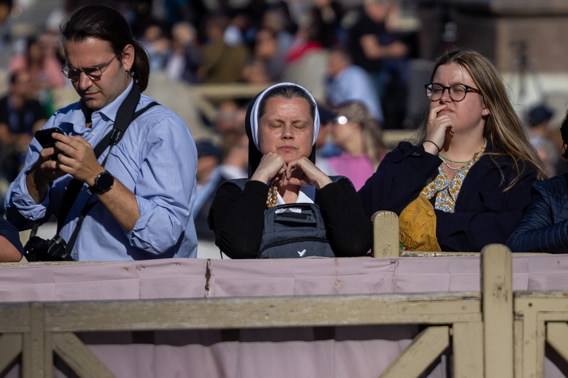 A nun holding a rosary in her hand during prayer in St. Peter's Square. Photo © Marek Ladzinski / Forum.