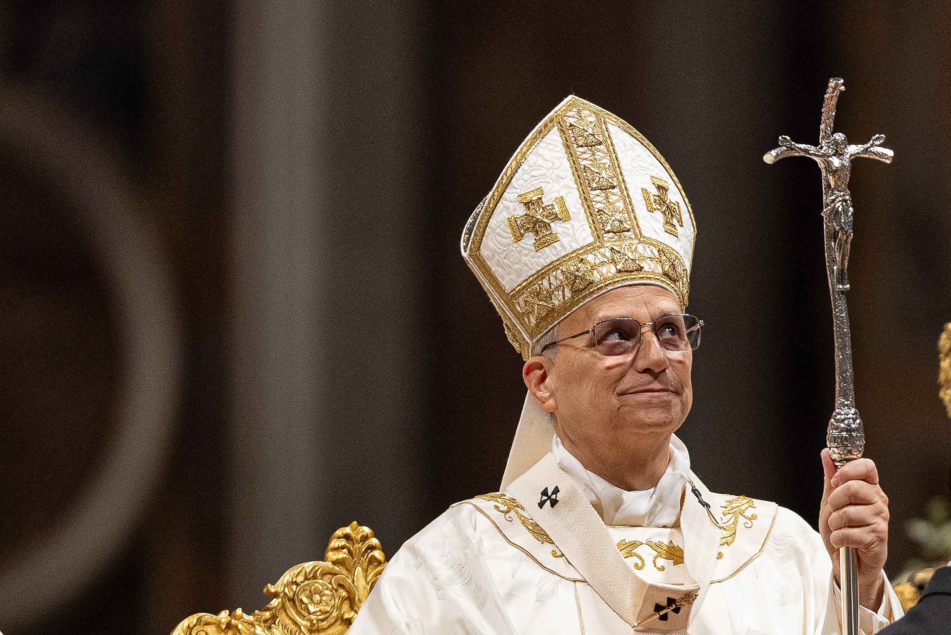 The Pope looking at the papal cross. © Marek Ladzinski / Zuma Press