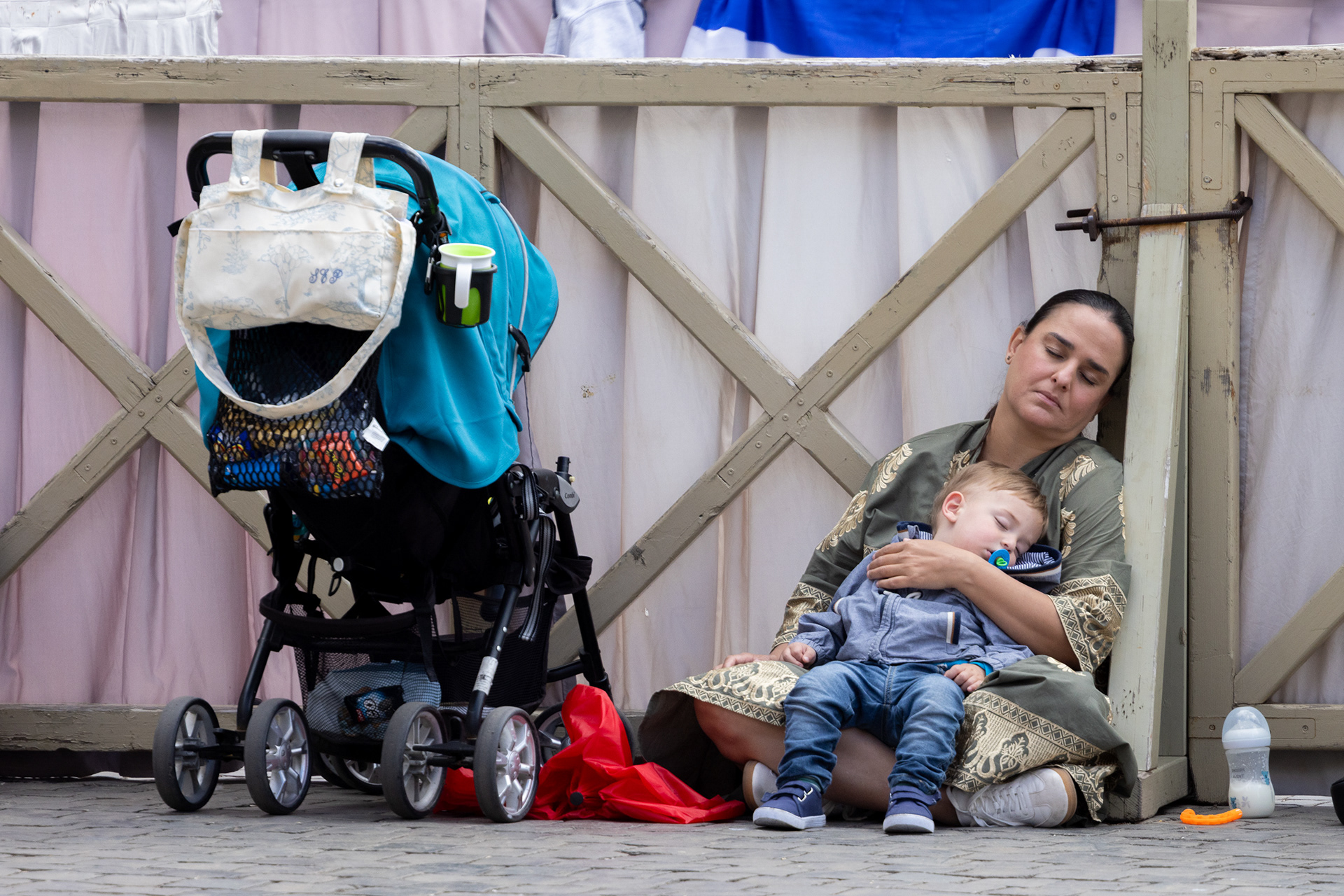 Fatigue took its toll on a mother and her child during the long wait for the announcement of the new pope at St. Peter’s Square. Photo © Marek Ladziński / FORUM