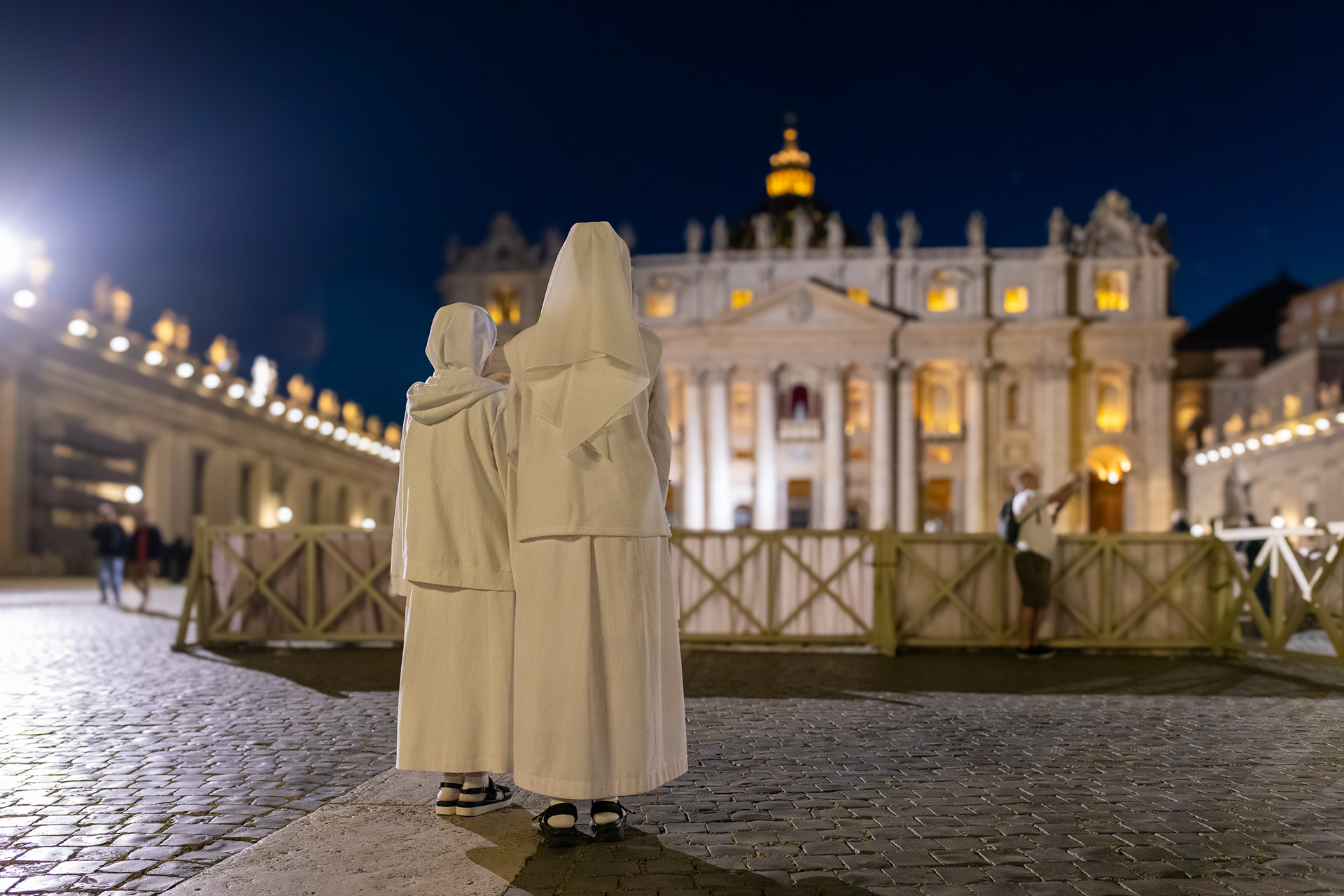 Nuns praying in front of the basilica, Vatican City. Photo © Marek Ladzinski / FORUM