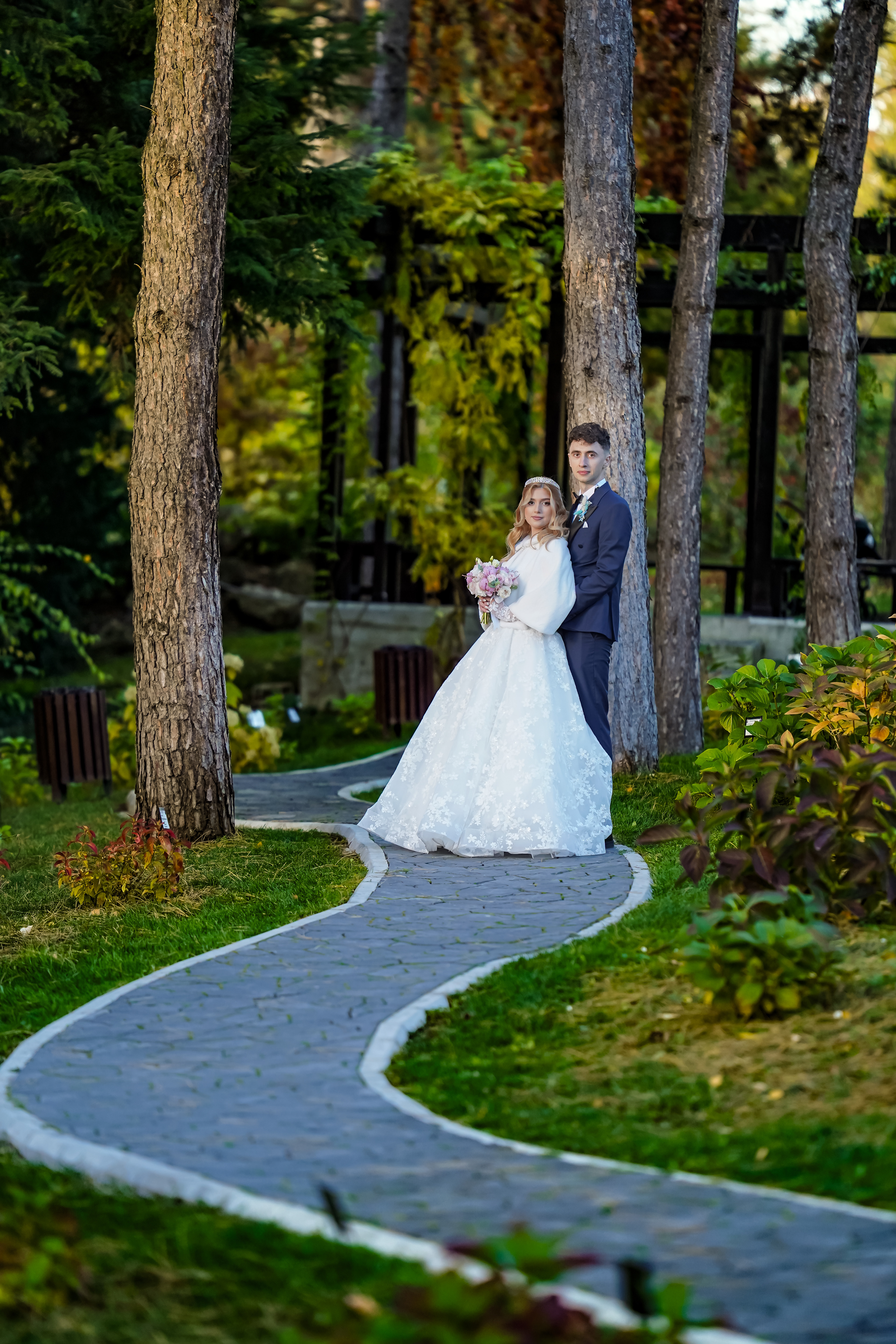 Ședință foto de nuntă în aer liber, fotografie realizată în Iași.