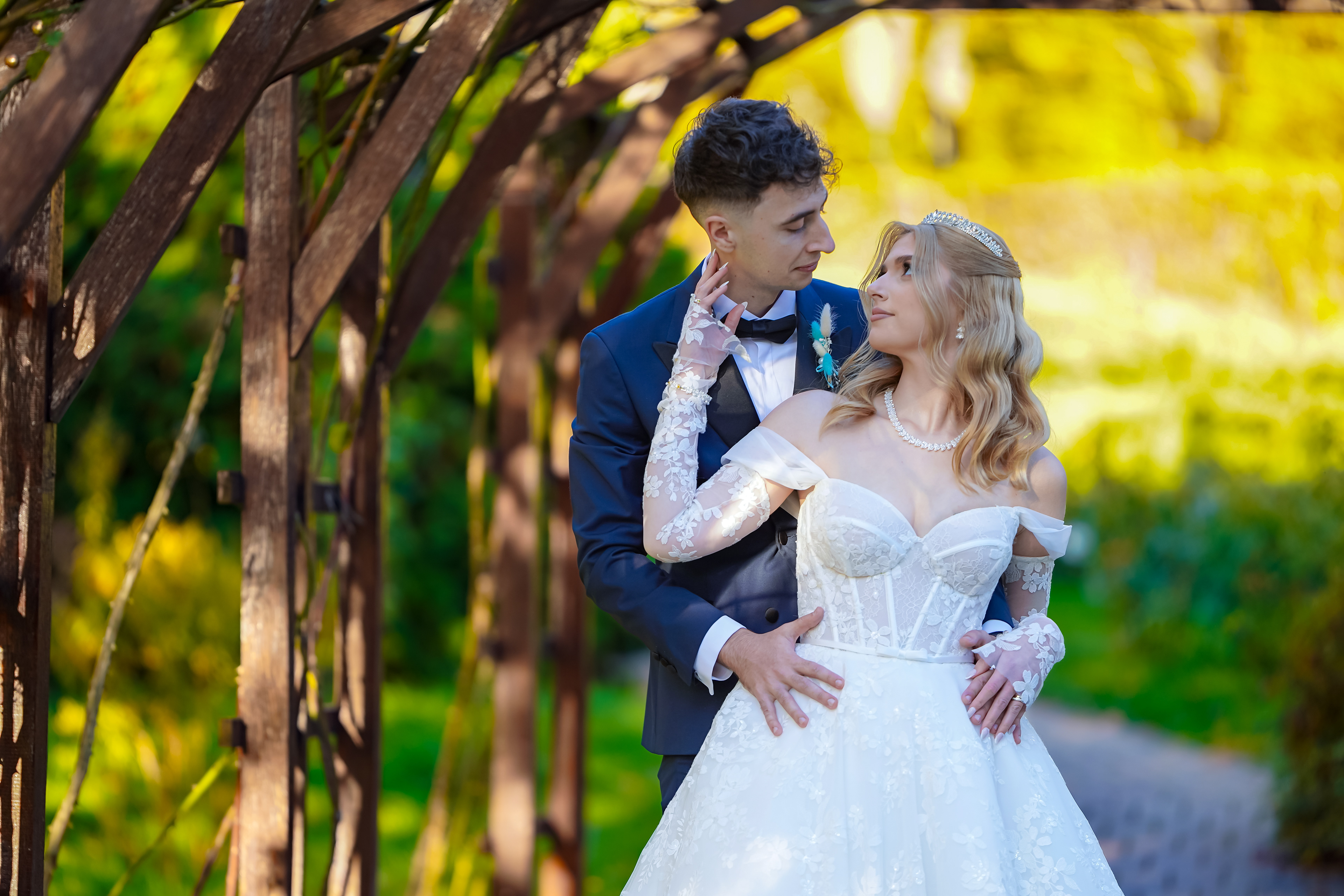 Ședință foto de nuntă în aer liber, fotografie realizată în Iași.