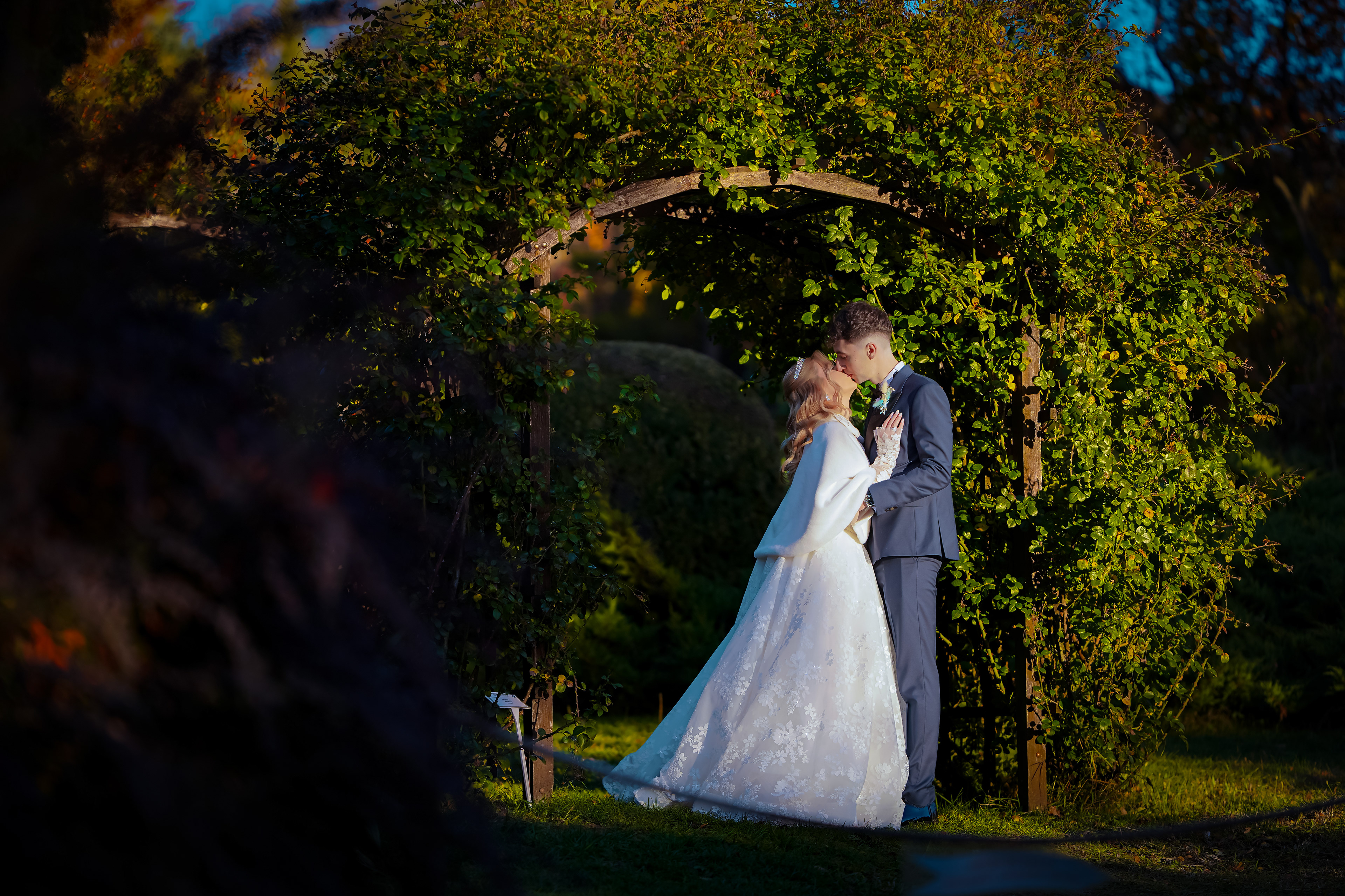 Fotografie de nuntă în parc, ședință foto realizată în Iași.