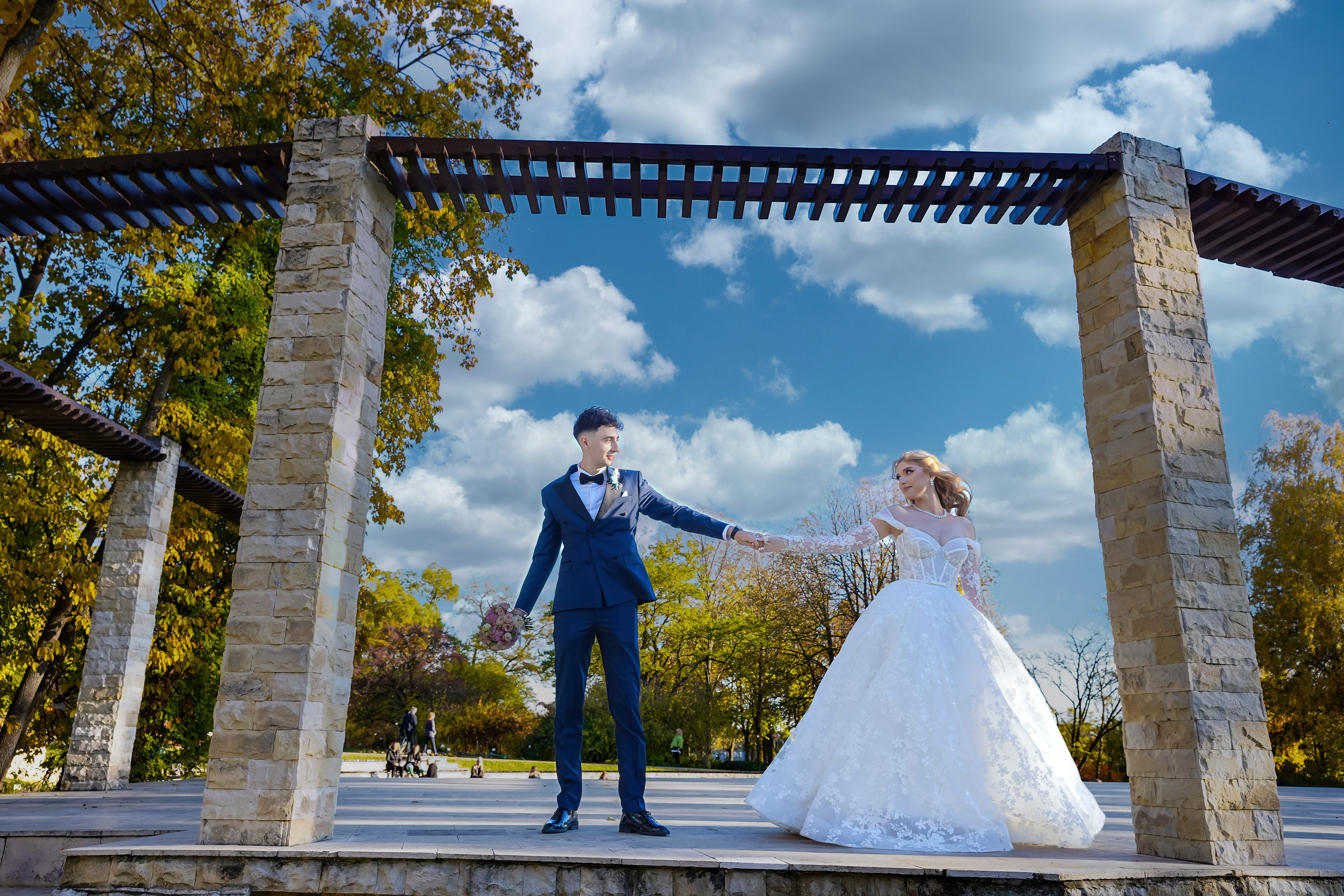 Portret artistic de nuntă cu miri, fotografie profesională realizată în Iași.