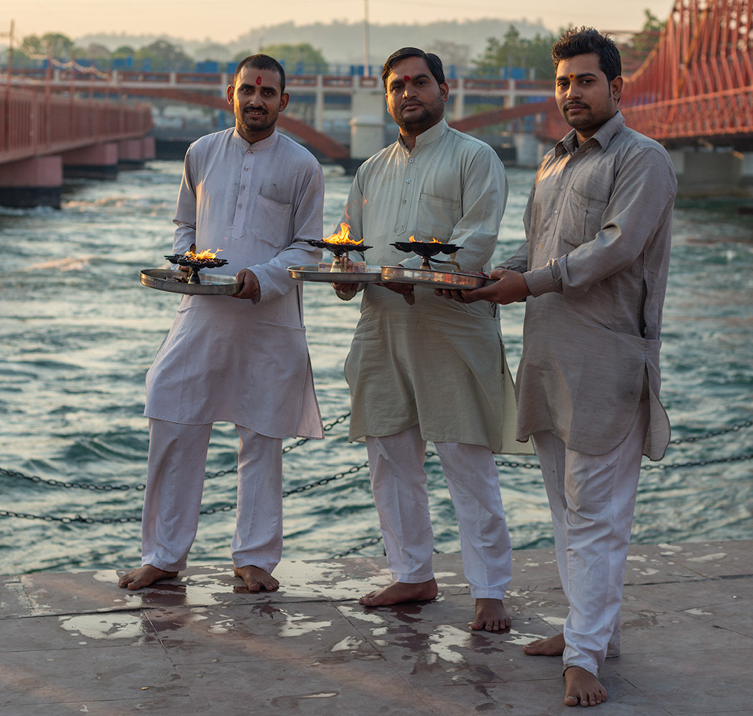 Purohits in the morning at the Har-ki-Pairi. Haridwar, 2016.