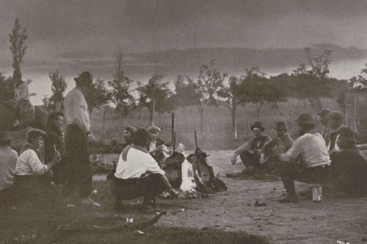 Gauchos fanno un asado e bevono mate. Anno 1927.