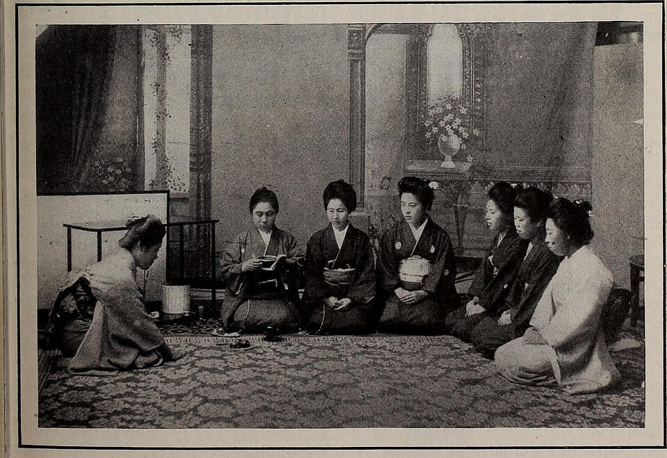 Donne alla cerimonia del tè giapponese. Anno 1909.