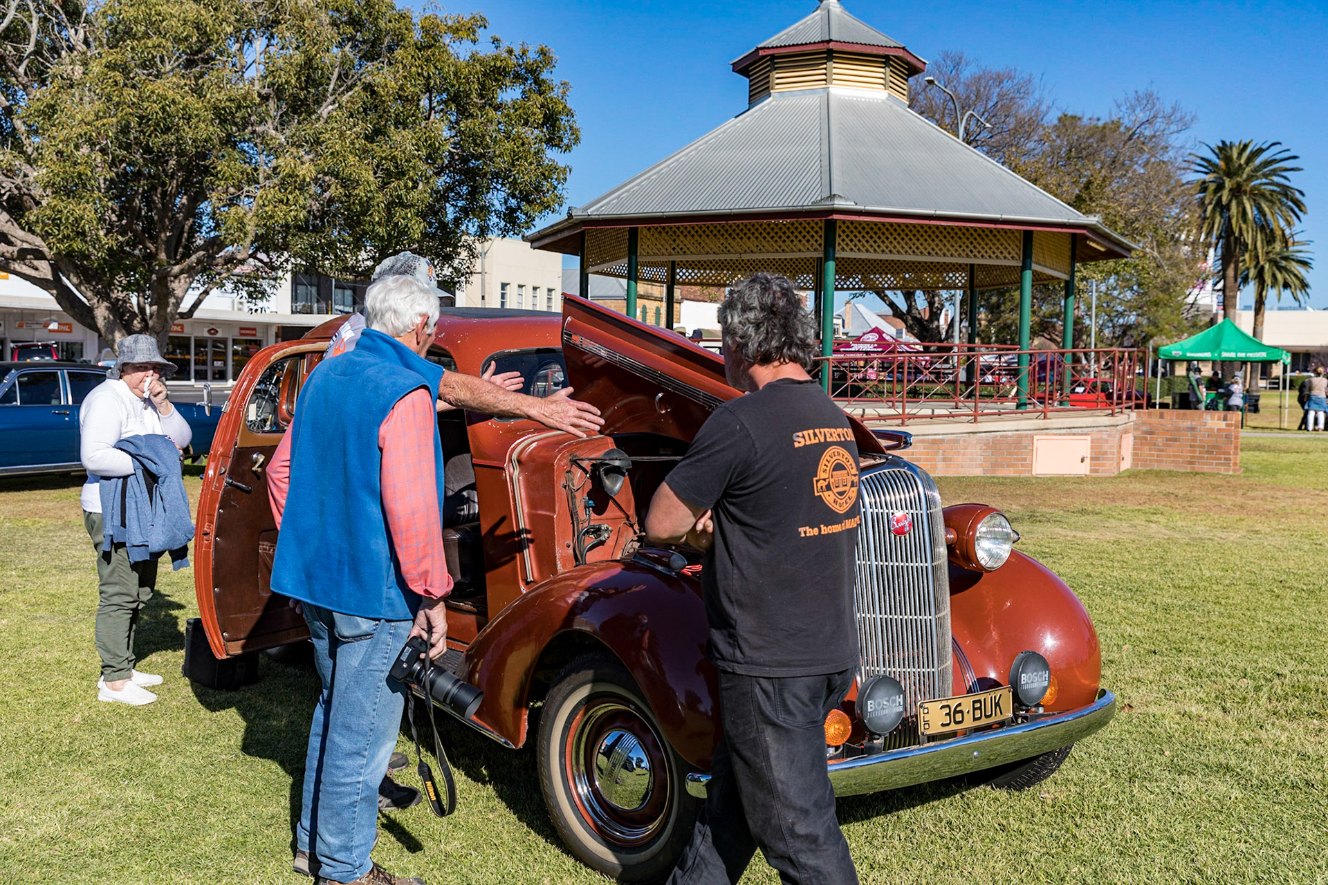 Grand Automobile Display on Palmerin