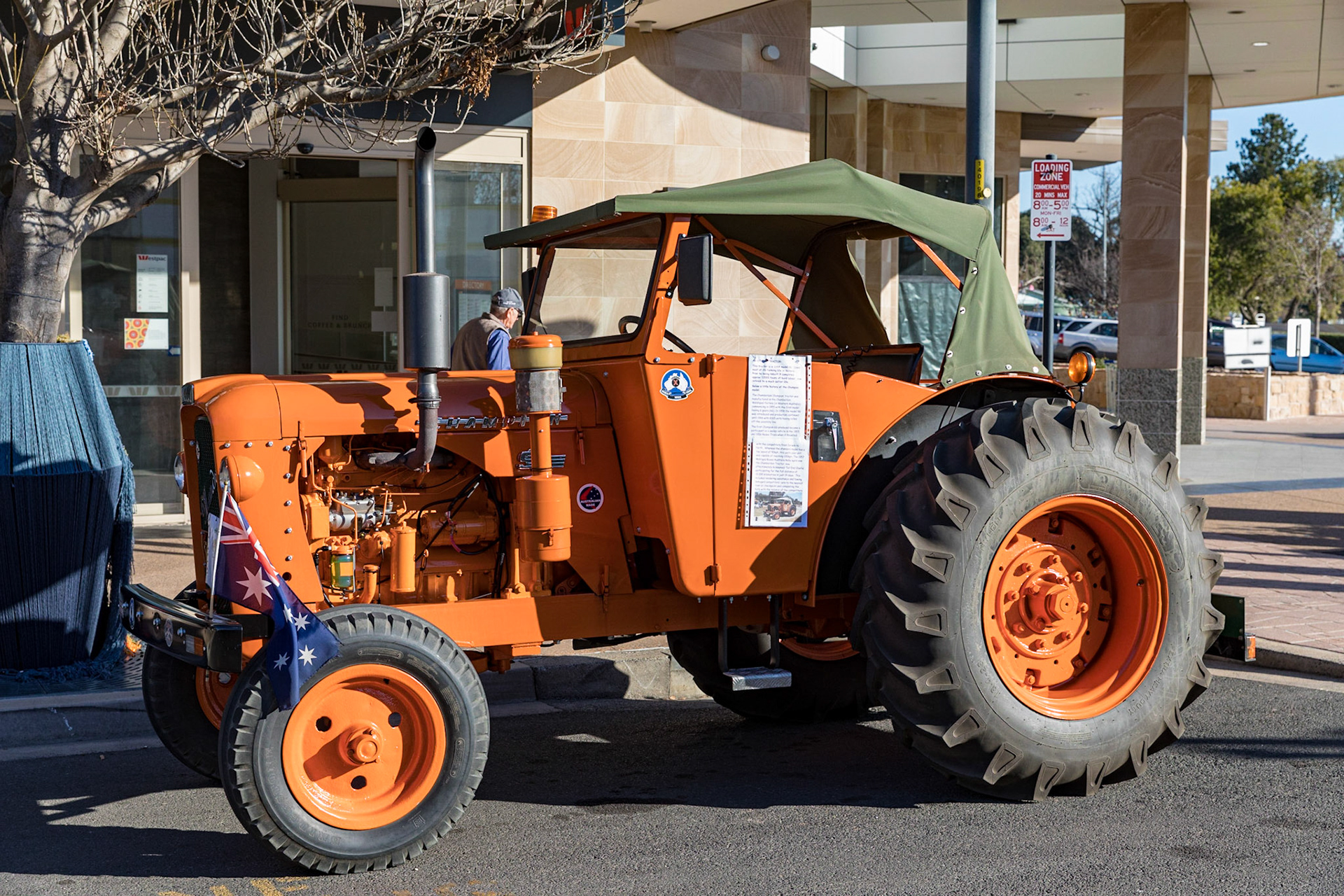Grand Automobile Display on Palmerin