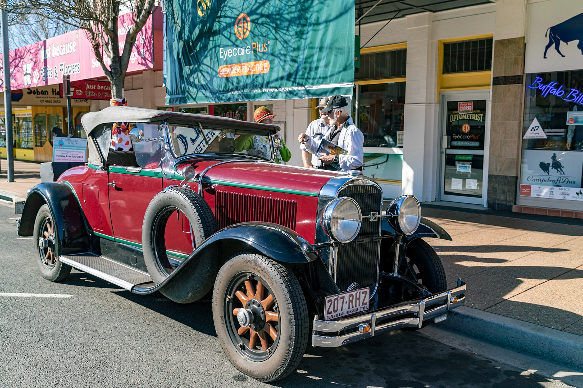 Grand Automobile Display on Palmerin