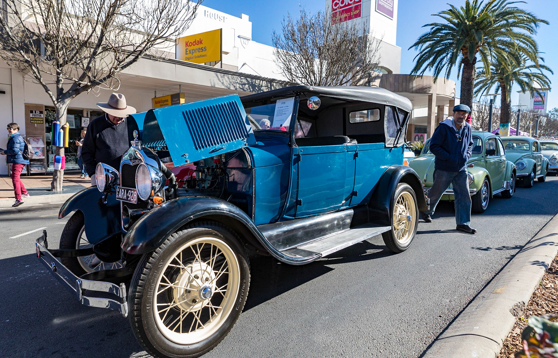 Grand Automobile Display on Palmerin