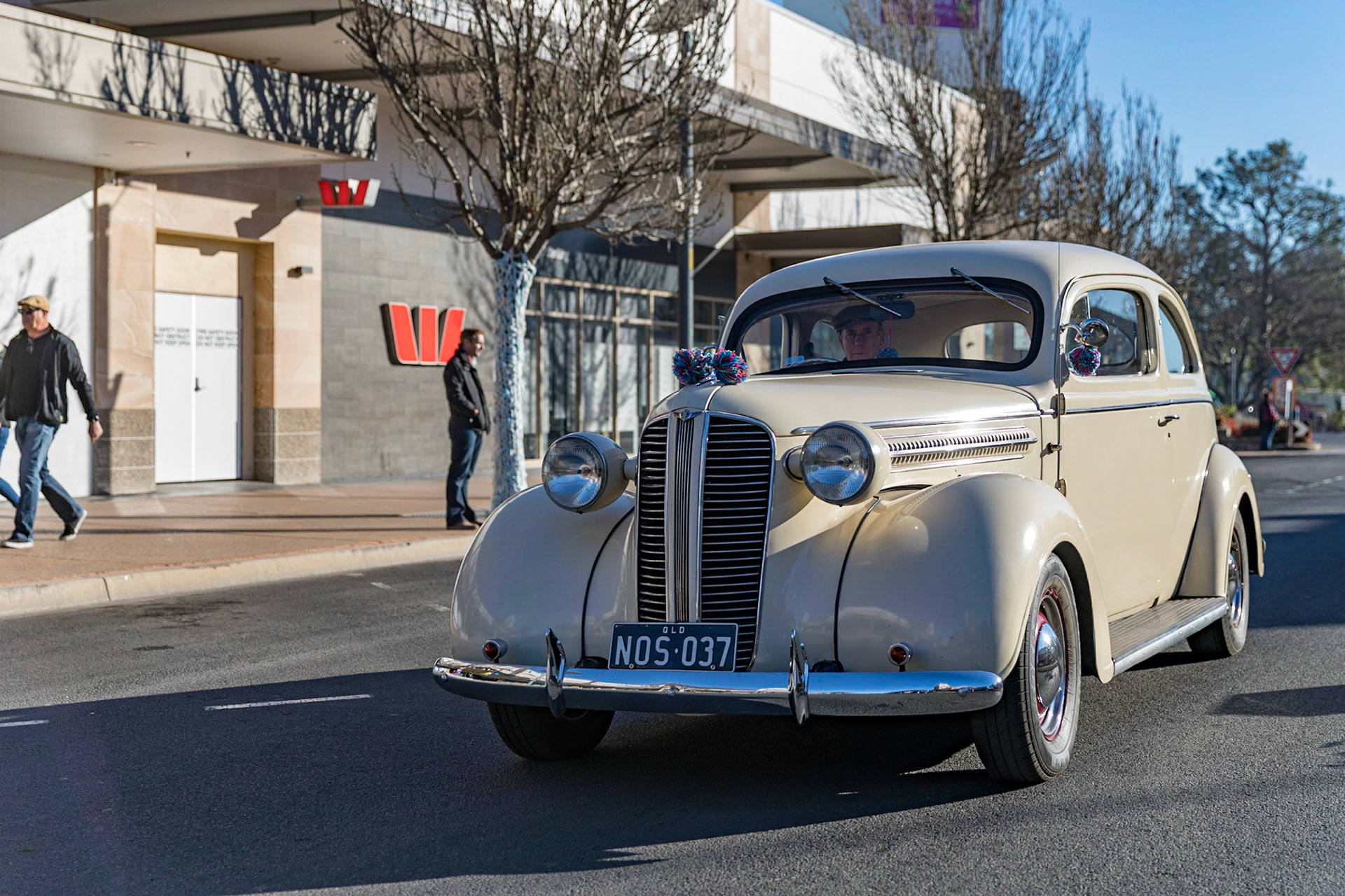 Grand Automobile Display on Palmerin