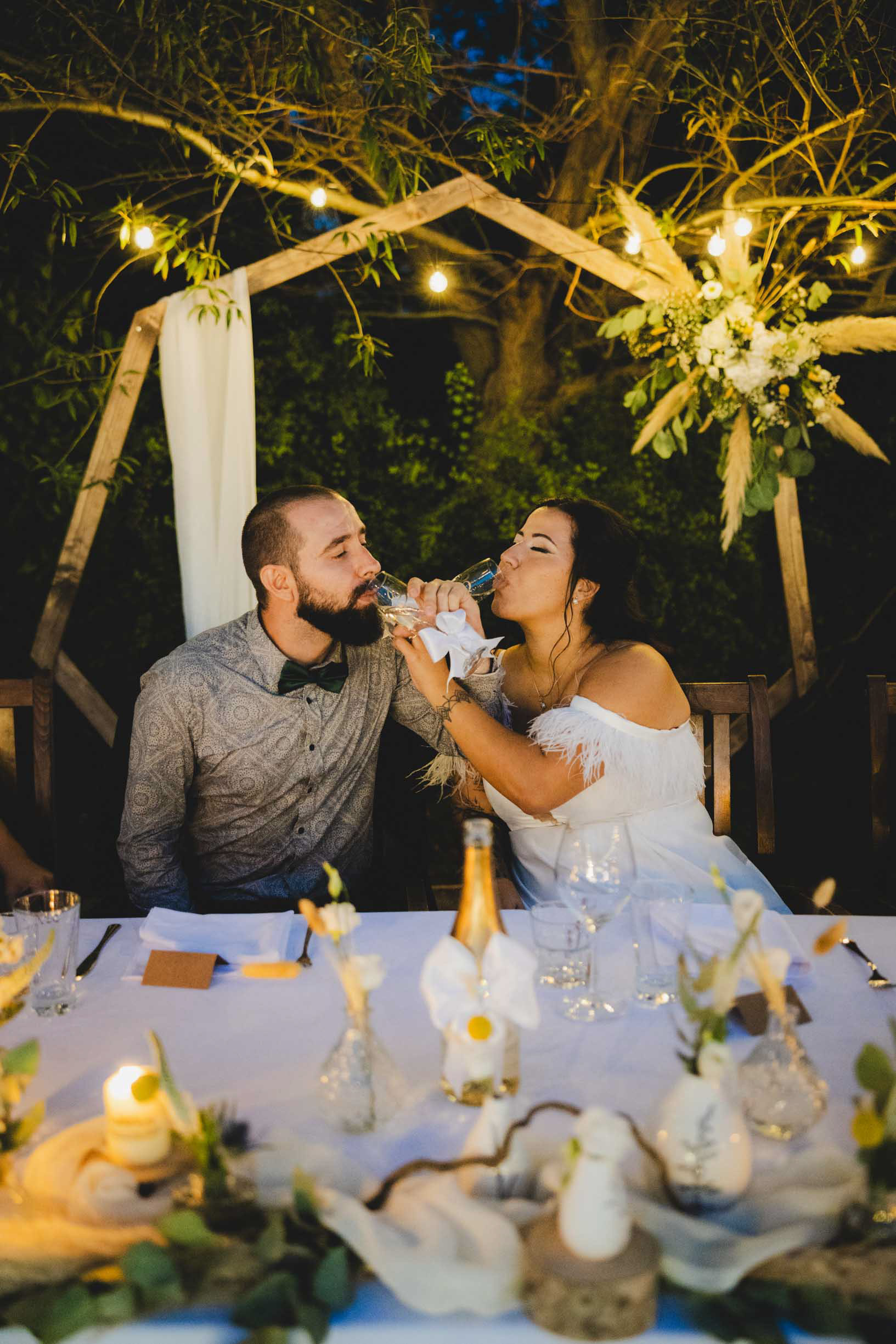 Сватбена арка за младоженска маса. Украса в бохо стил.