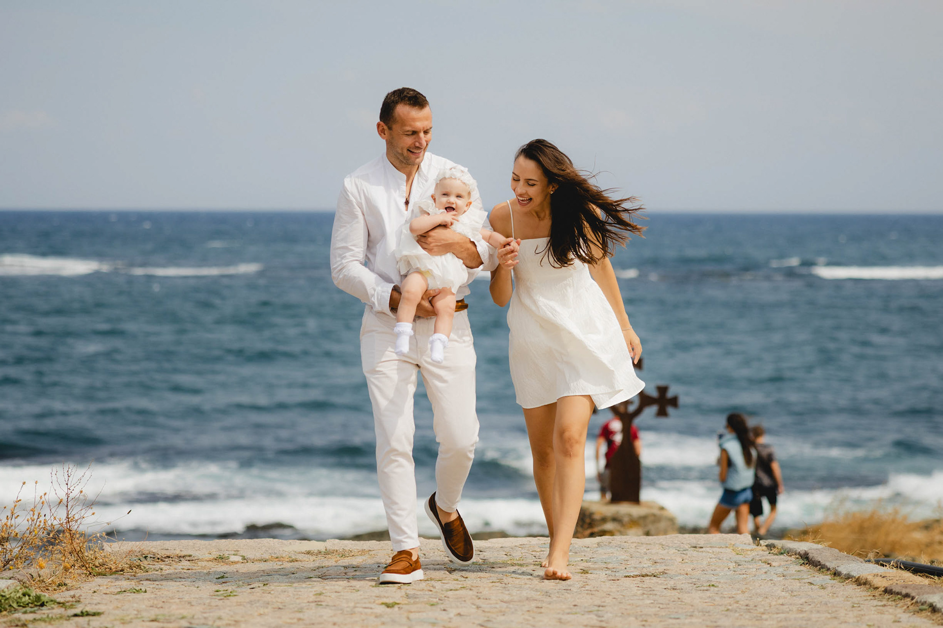 Фотограф за кръщене в Царево - фотосесия на скалите от Габриел Александров.