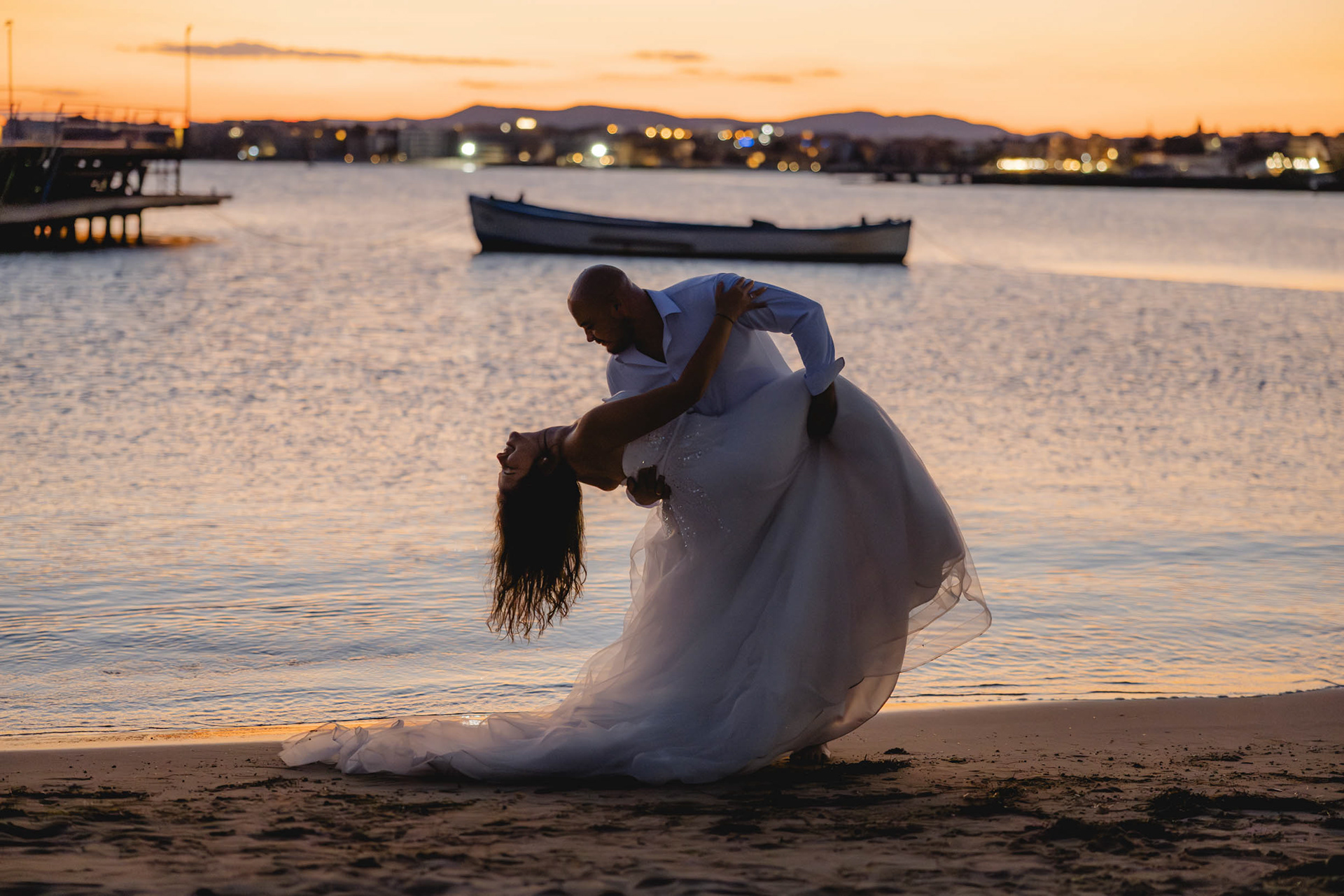 Сватбен танц на брега на морето в Несебър по залез – фотосесия тип елопмент от сватбен фотограф Габриел Александров