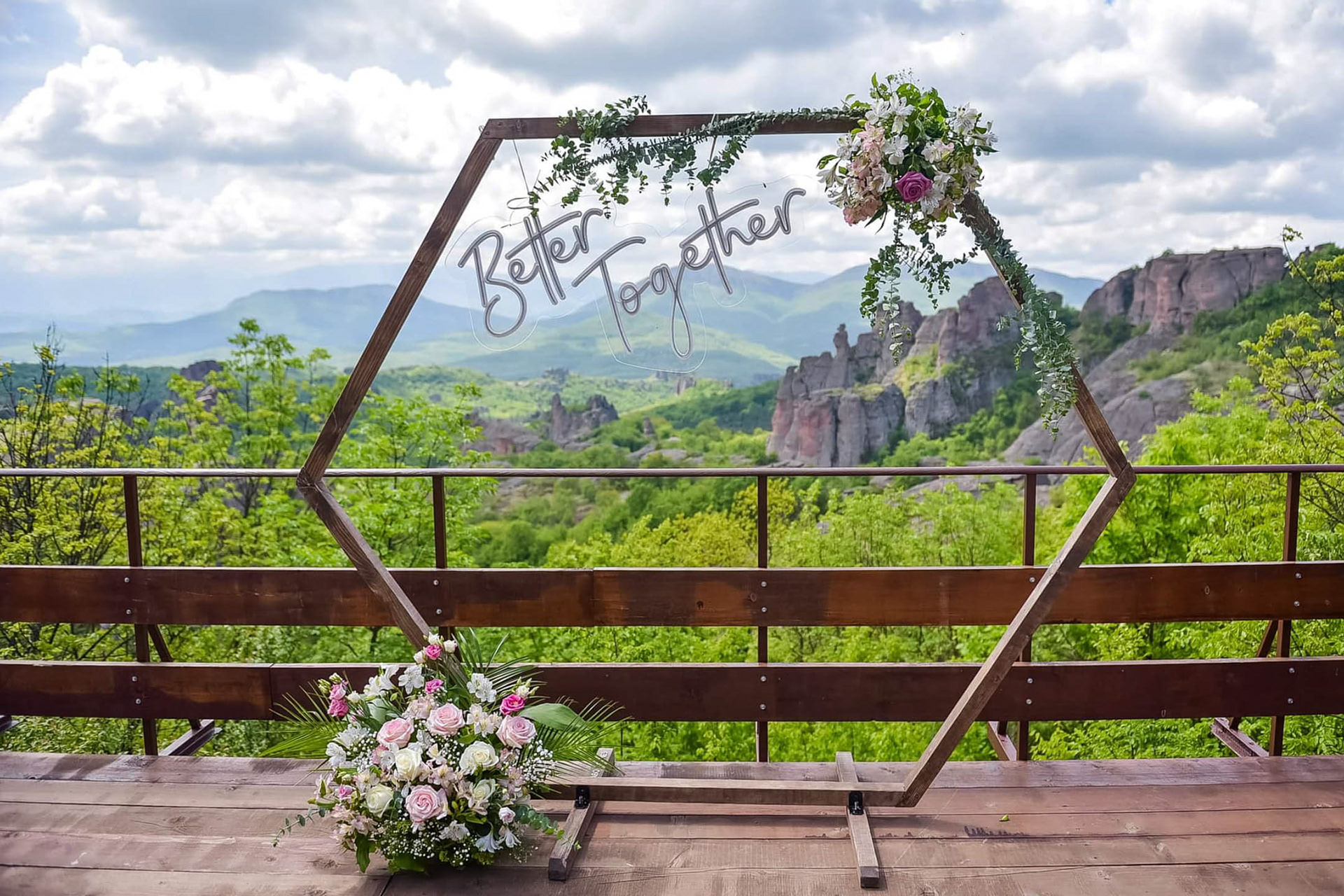 Шестоъгълна арка за сватбен ритуал на белоградчишките скали. Цени и контакти.