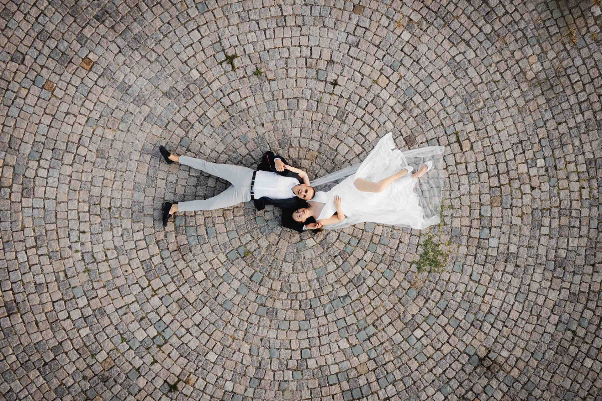 Артистична сватбена фотография от дрон в стария град Царево, Василико – фотограф Габриел Александров
