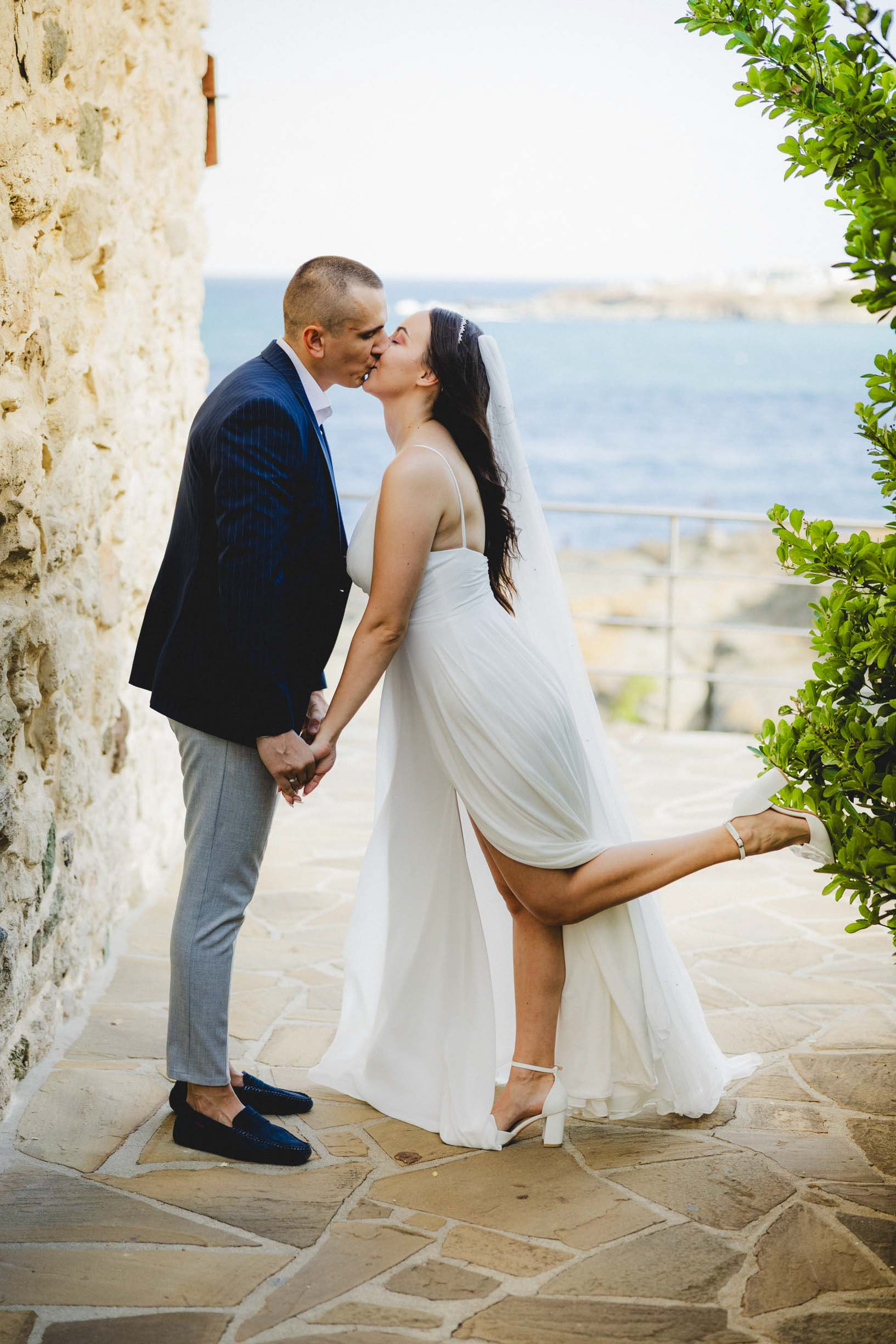 Целувка и емоции преди заветното "Да!"