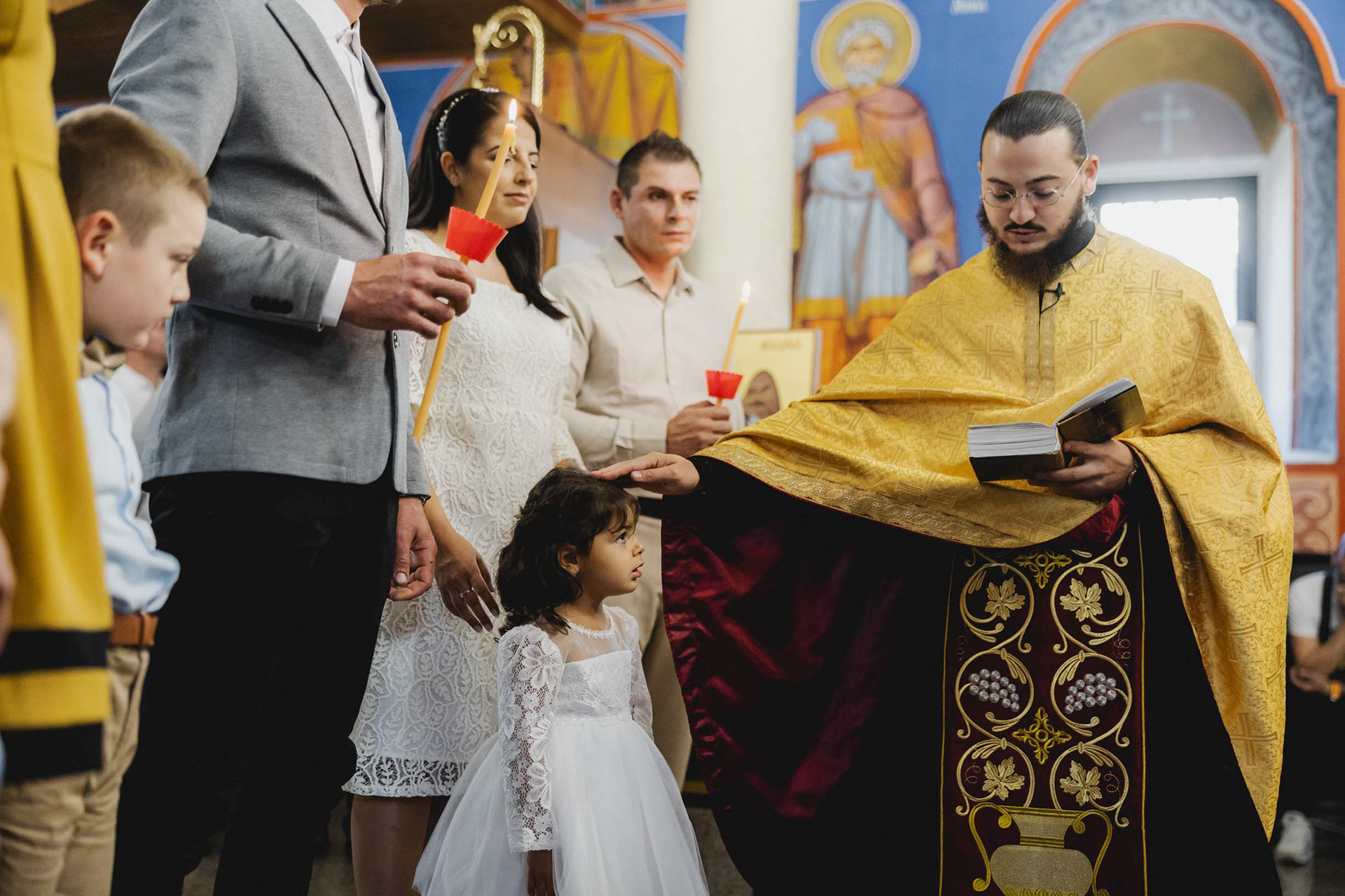 Фотограф за кръщене в Айтос - помазване след ритуала