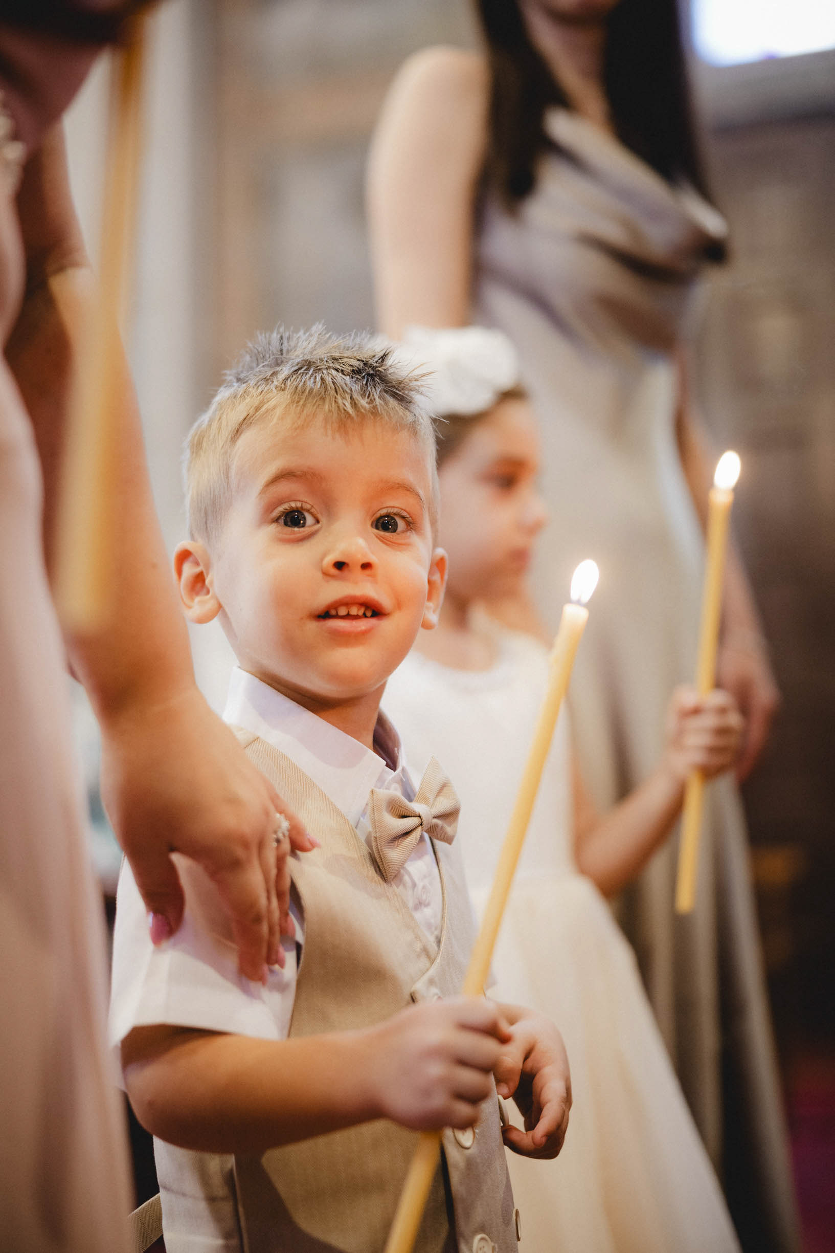 Фотограф Бургас за кръщене - време на свето кръщение в Бургас - деца със свещ в ръката