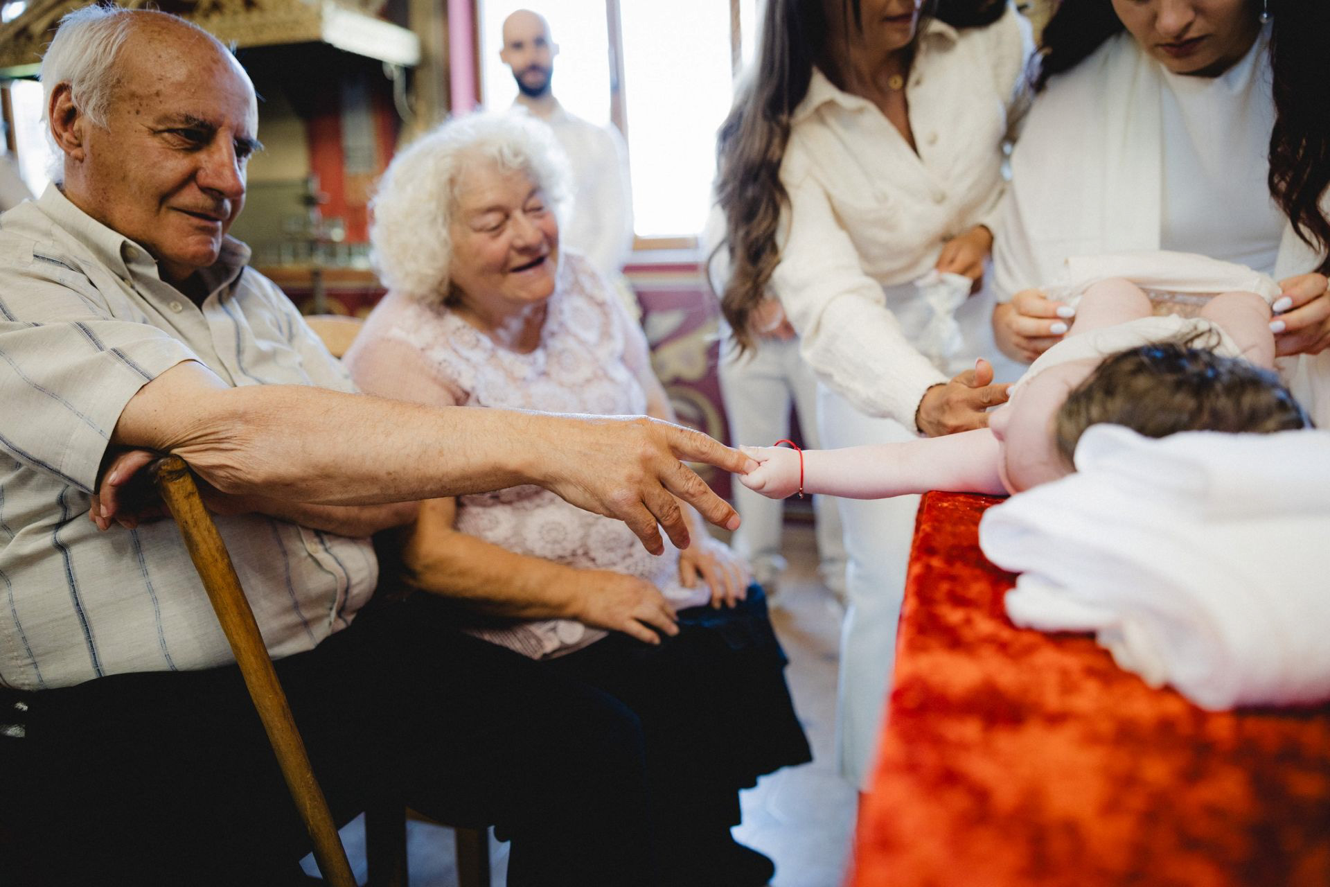 Допирът на поколенията - снимка по време на свето кръщение в Храм „Свето Възнесение Господне” от професионален фотограф