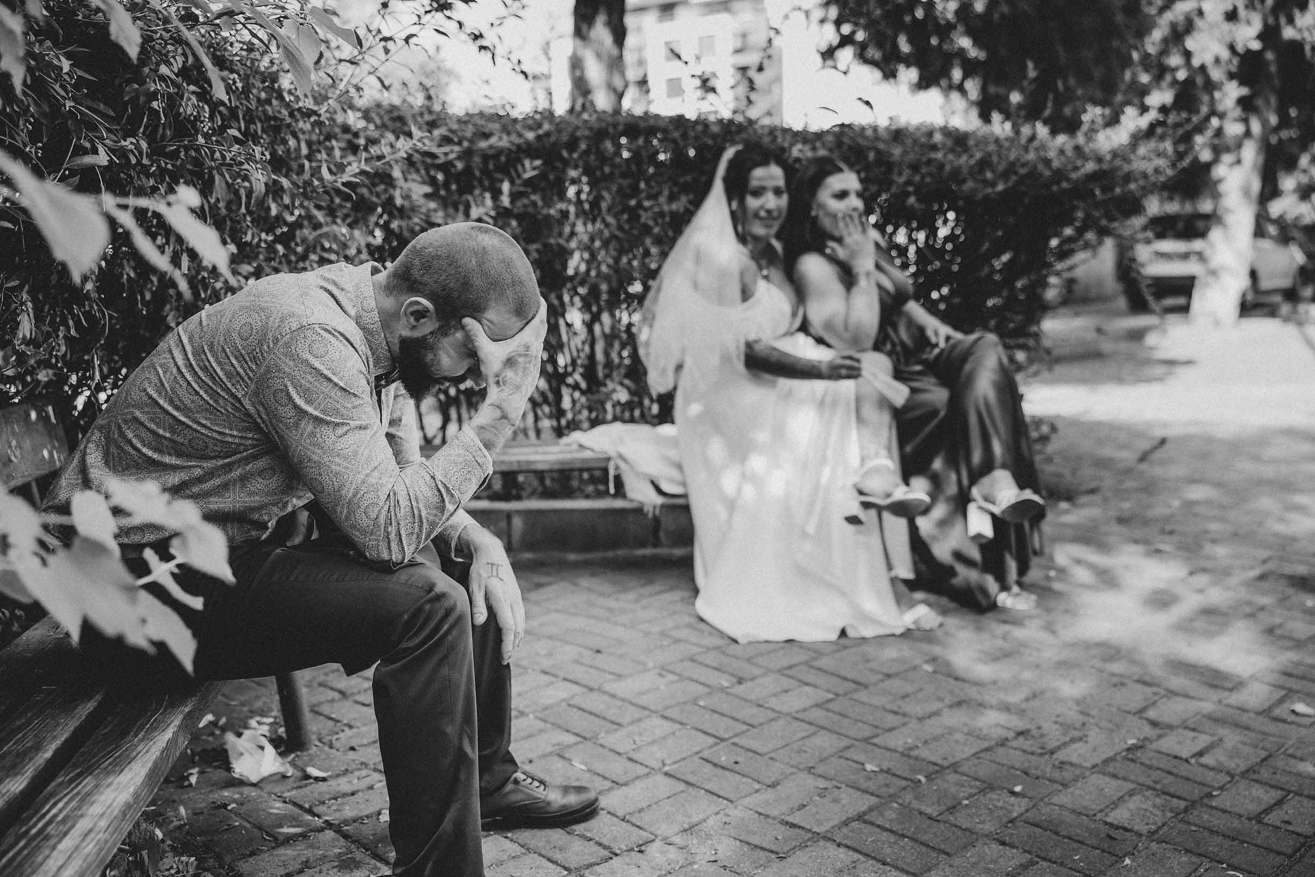 Младоженец изпуска парата след ритуала.