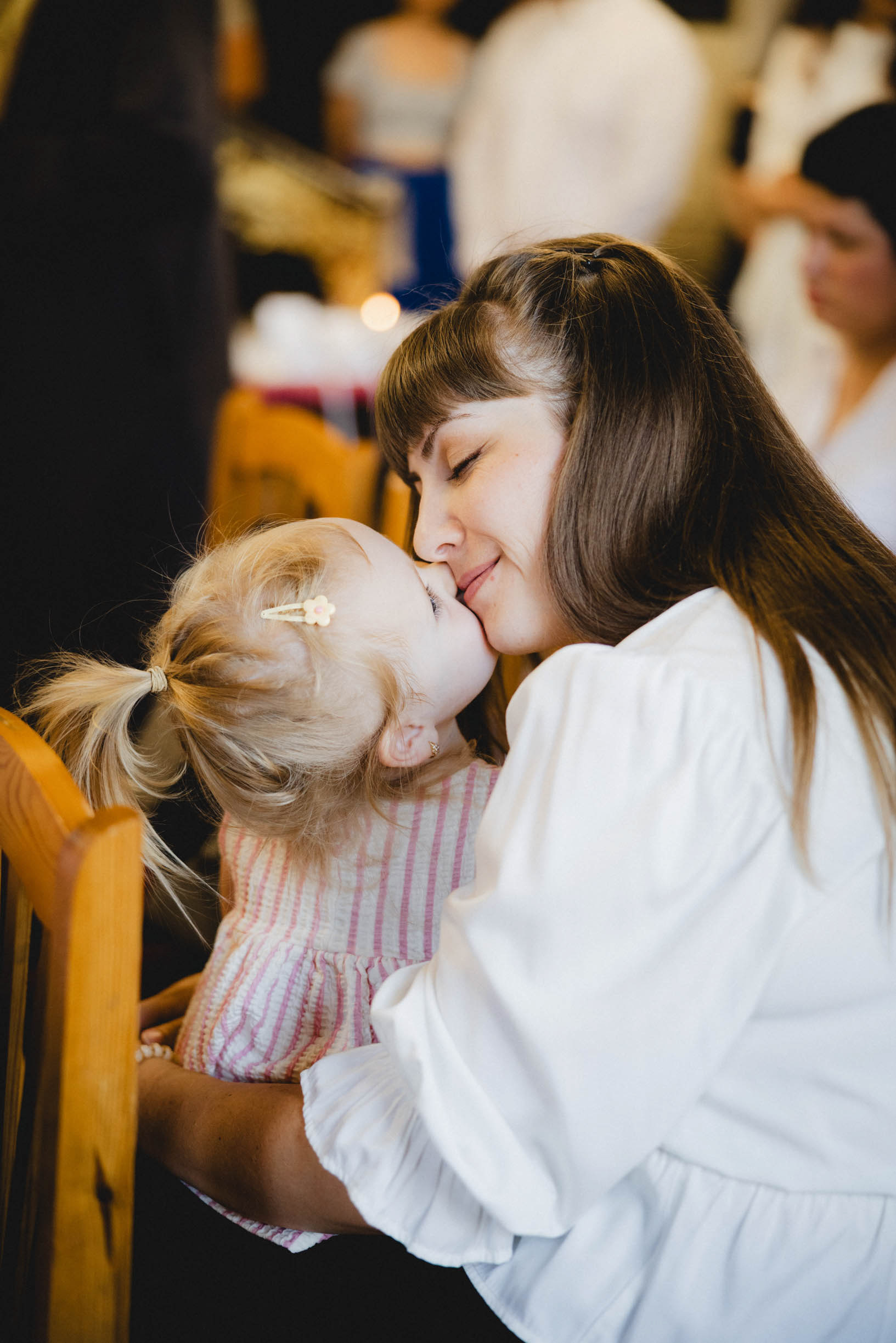 Фотограф за кръщене Храм Свето Възнесение Господне гр. Ахелой - целувка