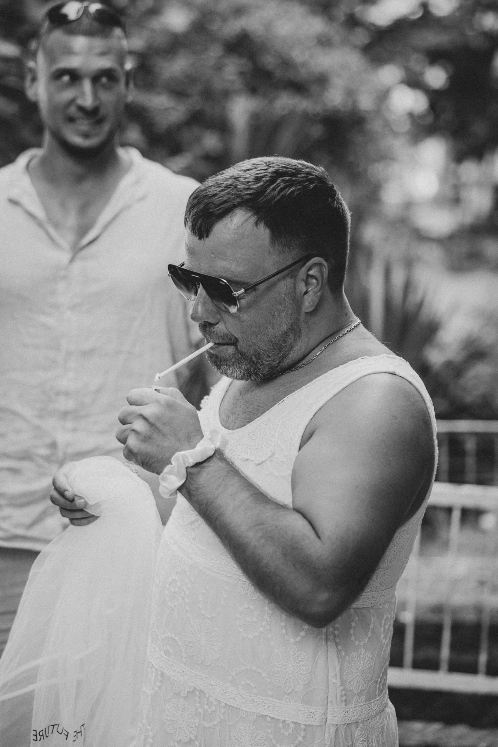 Тежко е да си фалшива булка. Цигарата е задължителна.