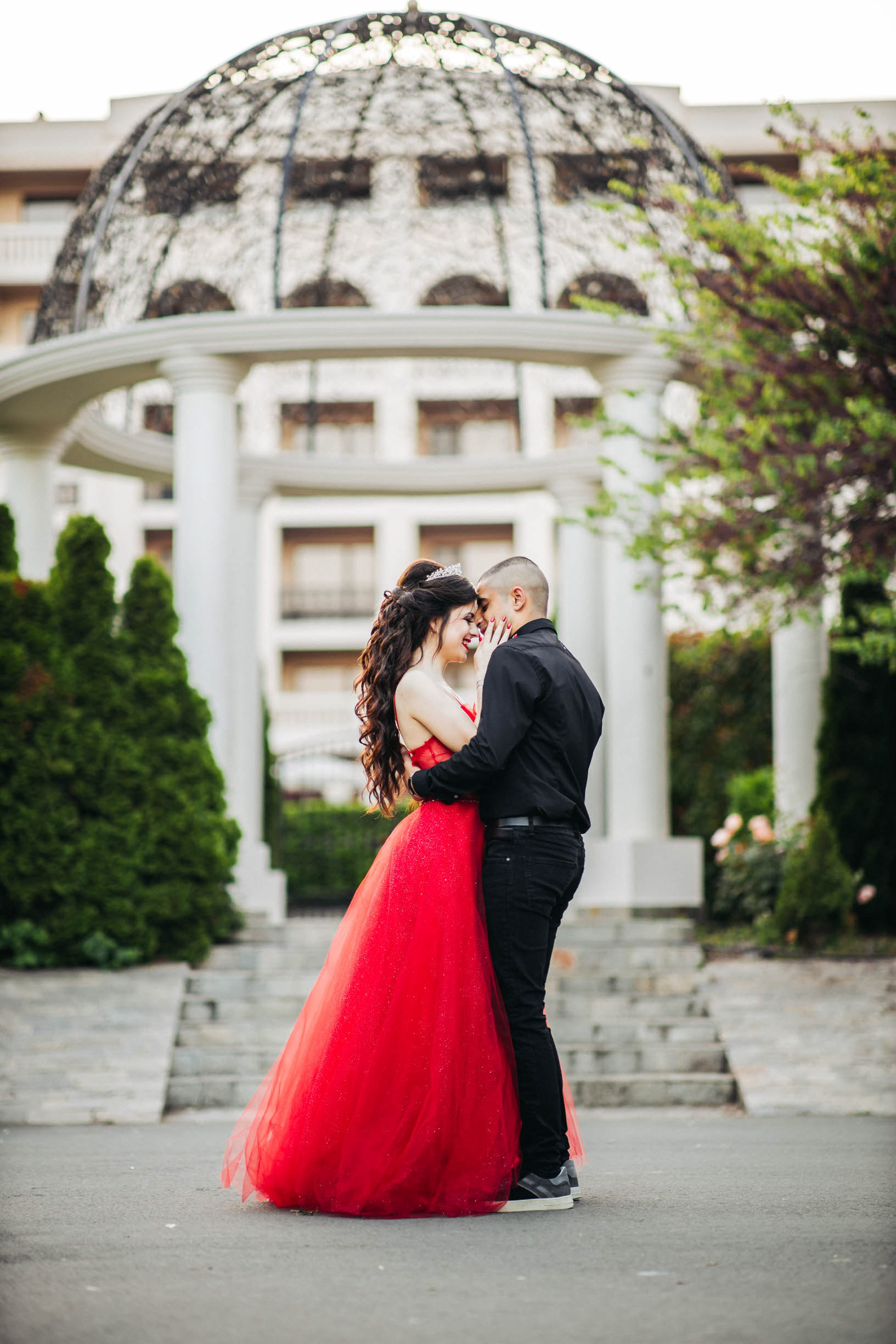 Влюбена двойка абитуриенти в морската градина по време на танц на Бургас