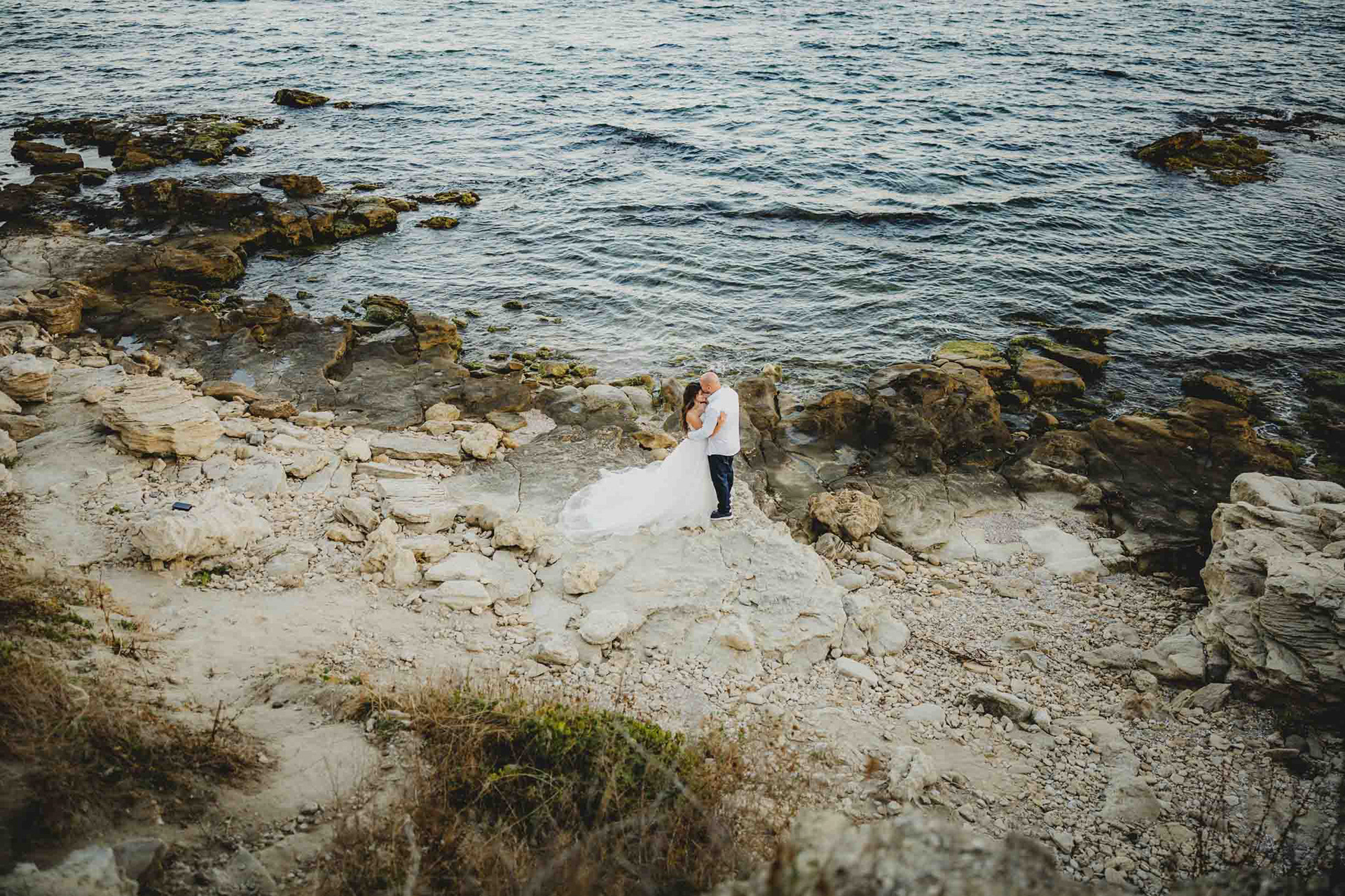 Интимен кадър на скалите в Несебър