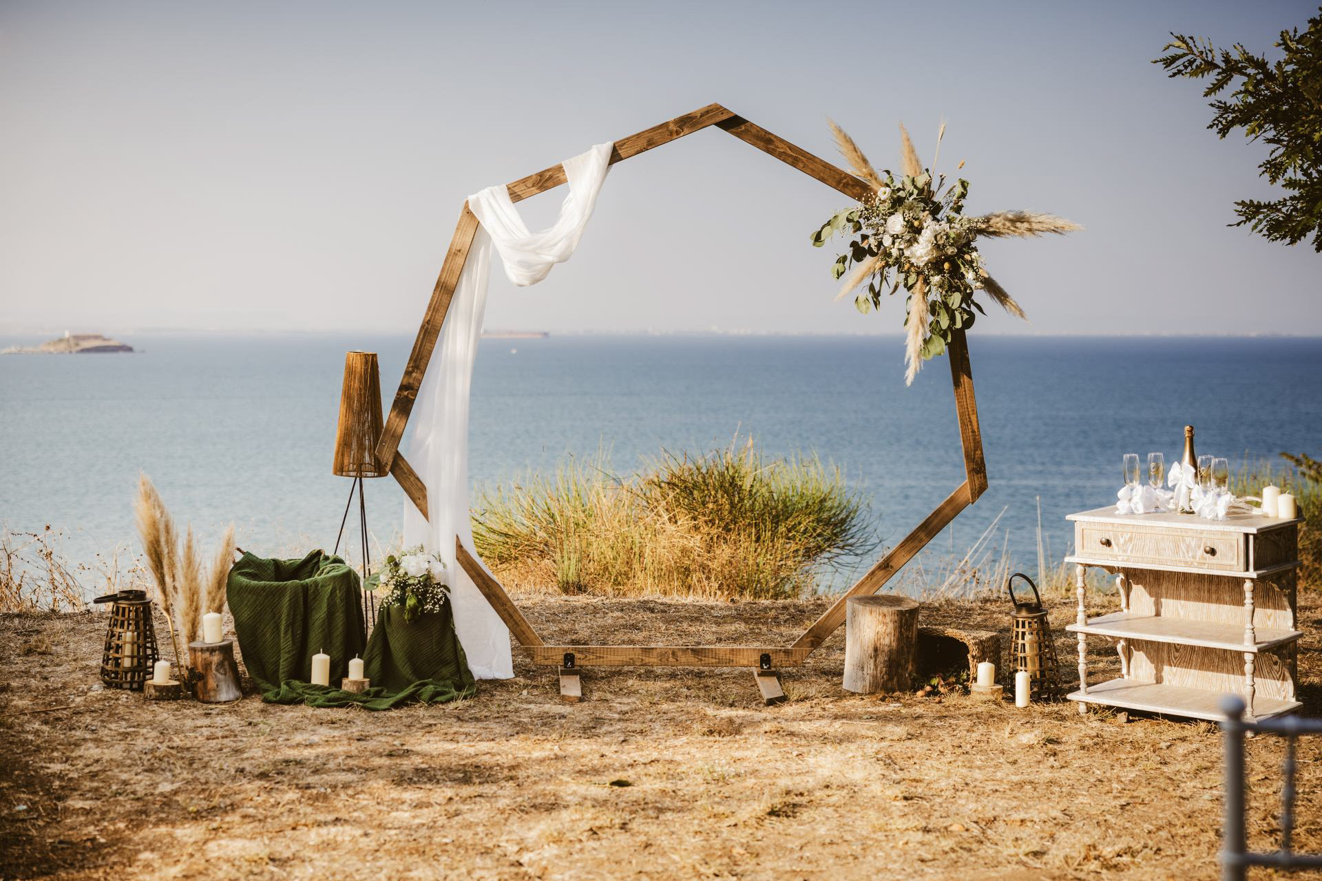 Дървена сватбена арка в бохо стил, на фона на остров Св Анастасия и Бургаския залив